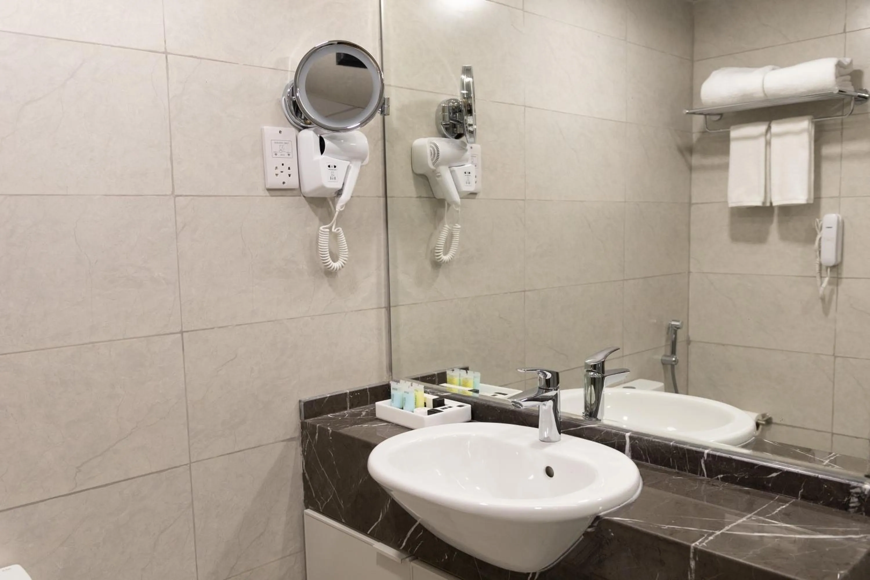 Toilet in Vendome Plaza Hotel