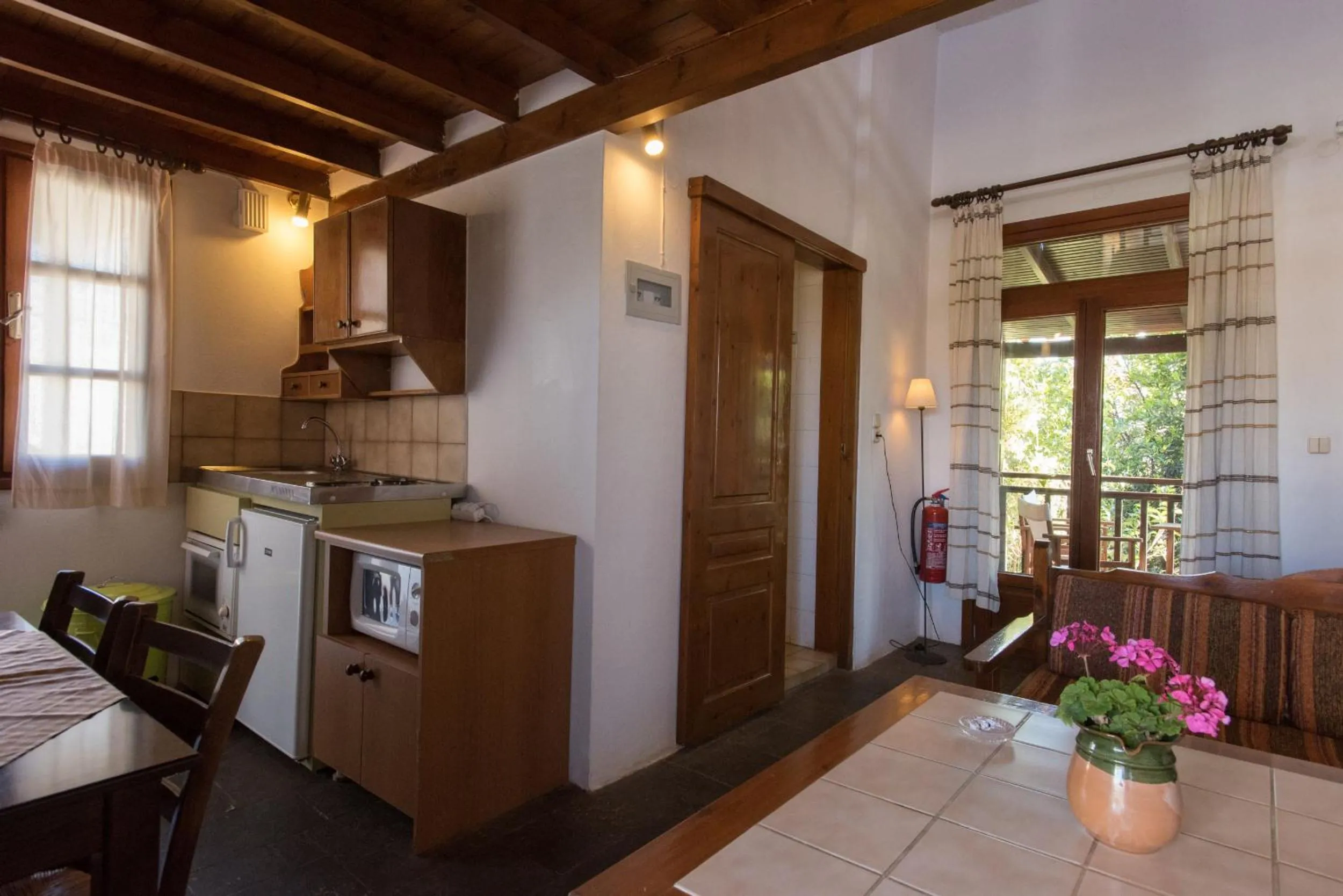 Kitchen or kitchenette in Proimos Maisonnettes