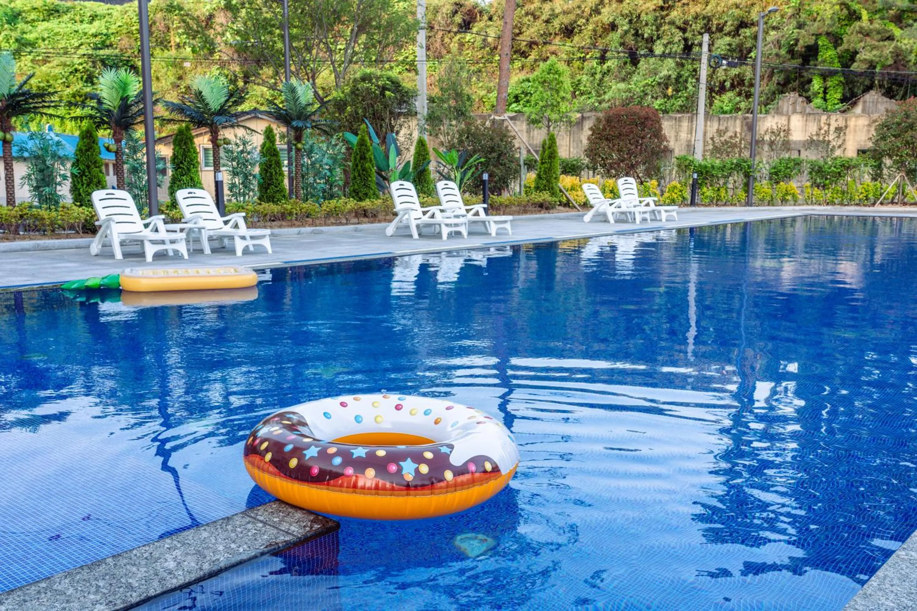 Swimming pool in Dongho Beach Hotel