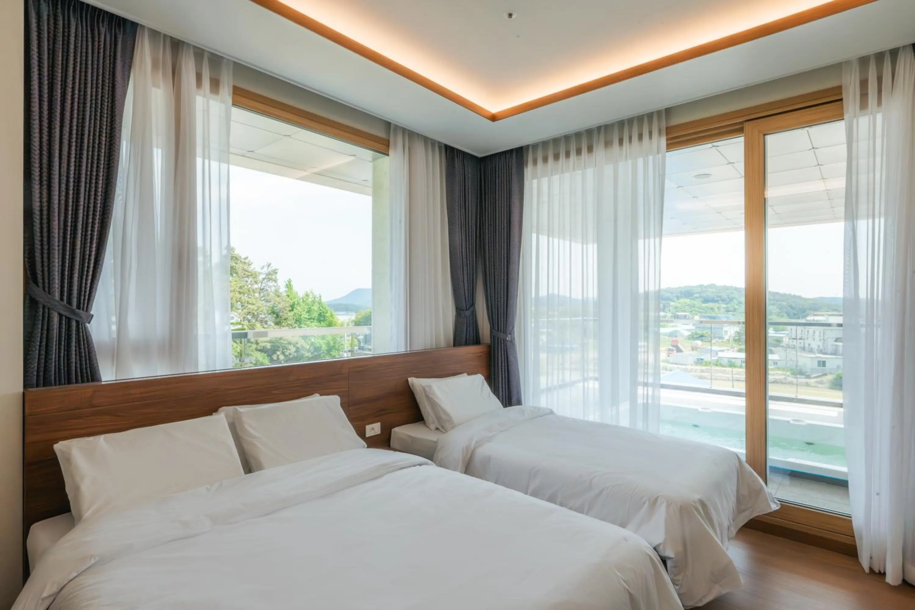 Bed in Dongho Beach Hotel