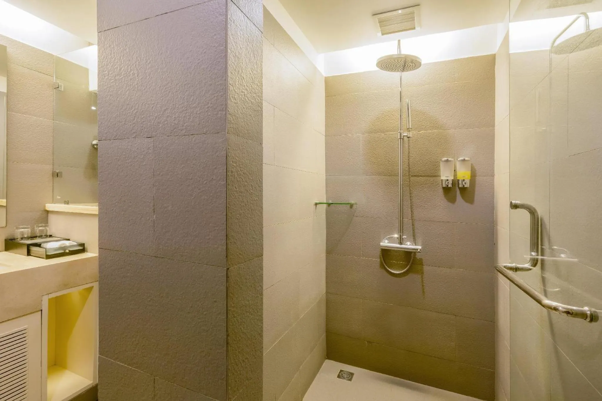 Shower in Hong Ha HOTEL