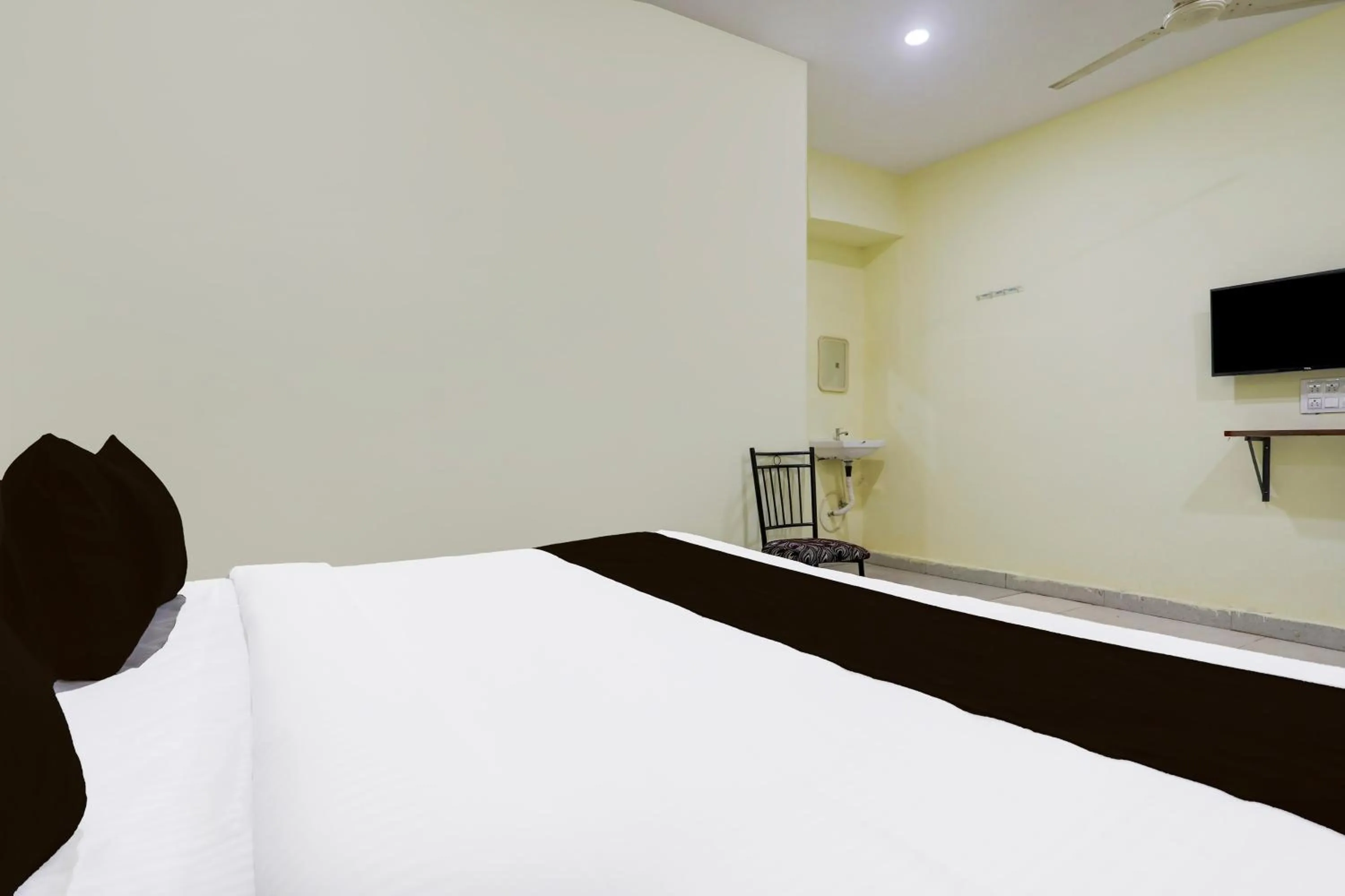 Bedroom, Bed in SPOT ON SRI KARTHIK GRAND INN