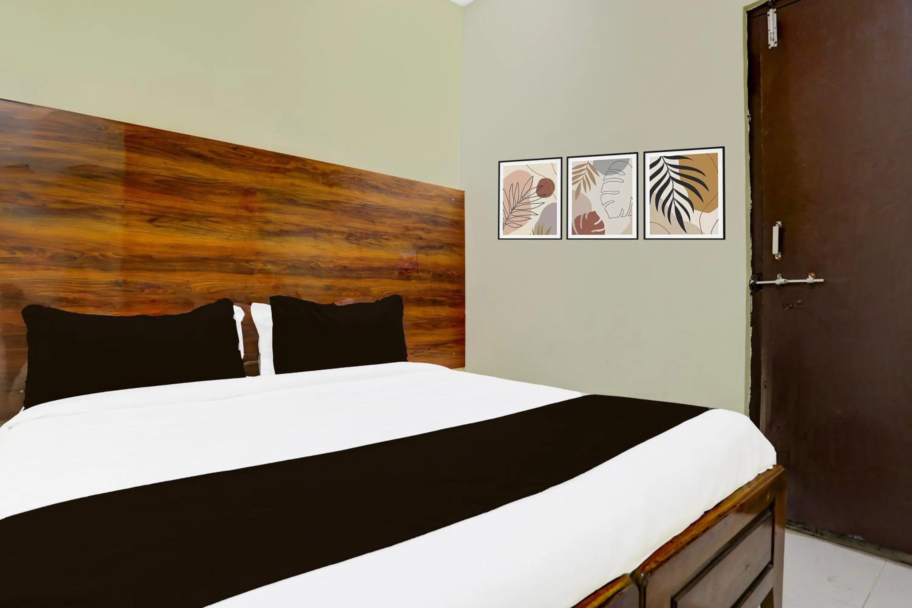 Bedroom, Bed in SPOT ON SRI KARTHIK GRAND INN