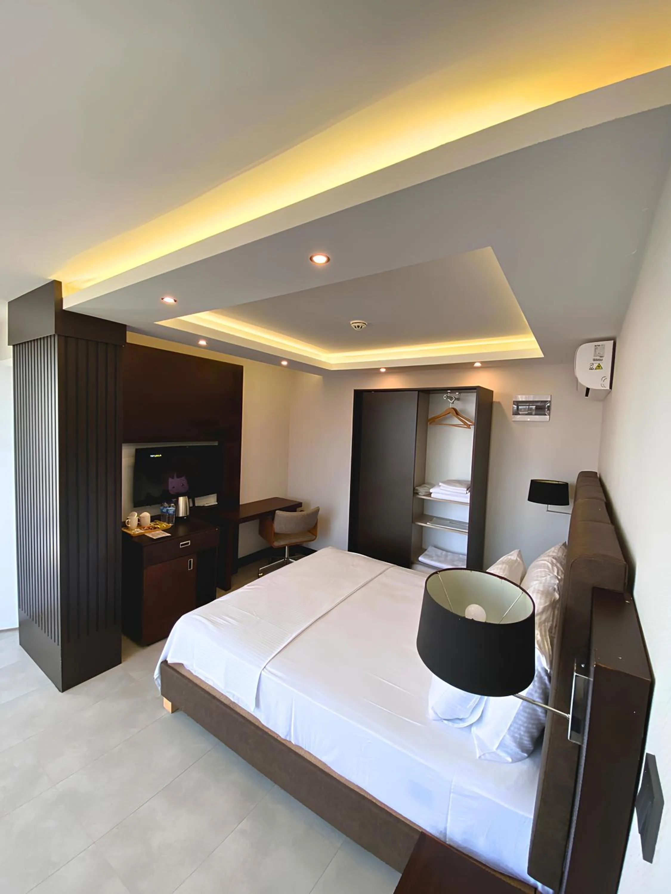 Photo of the whole room, Bed in Visse Hotel