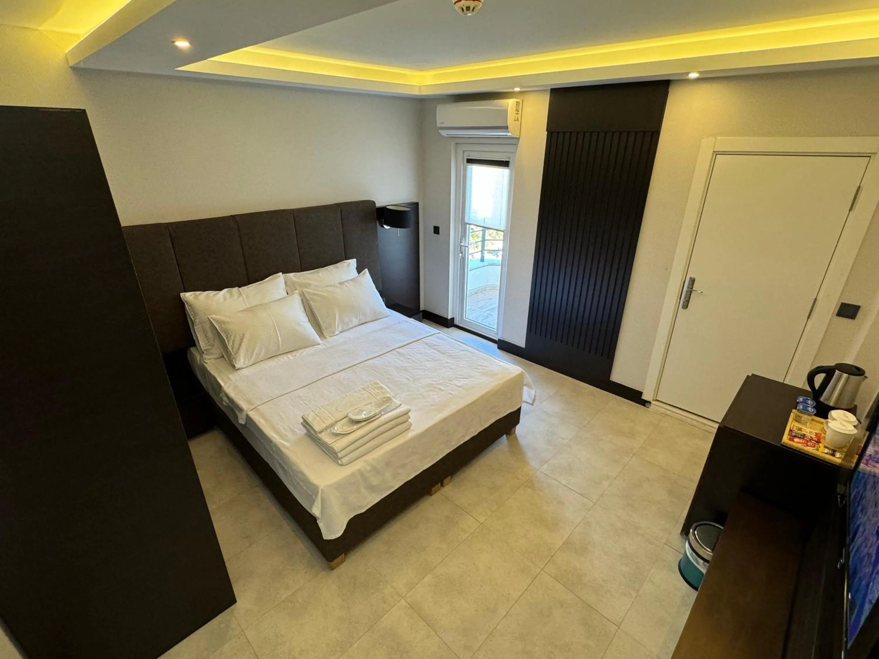 Bedroom, Bed in Visse Hotel