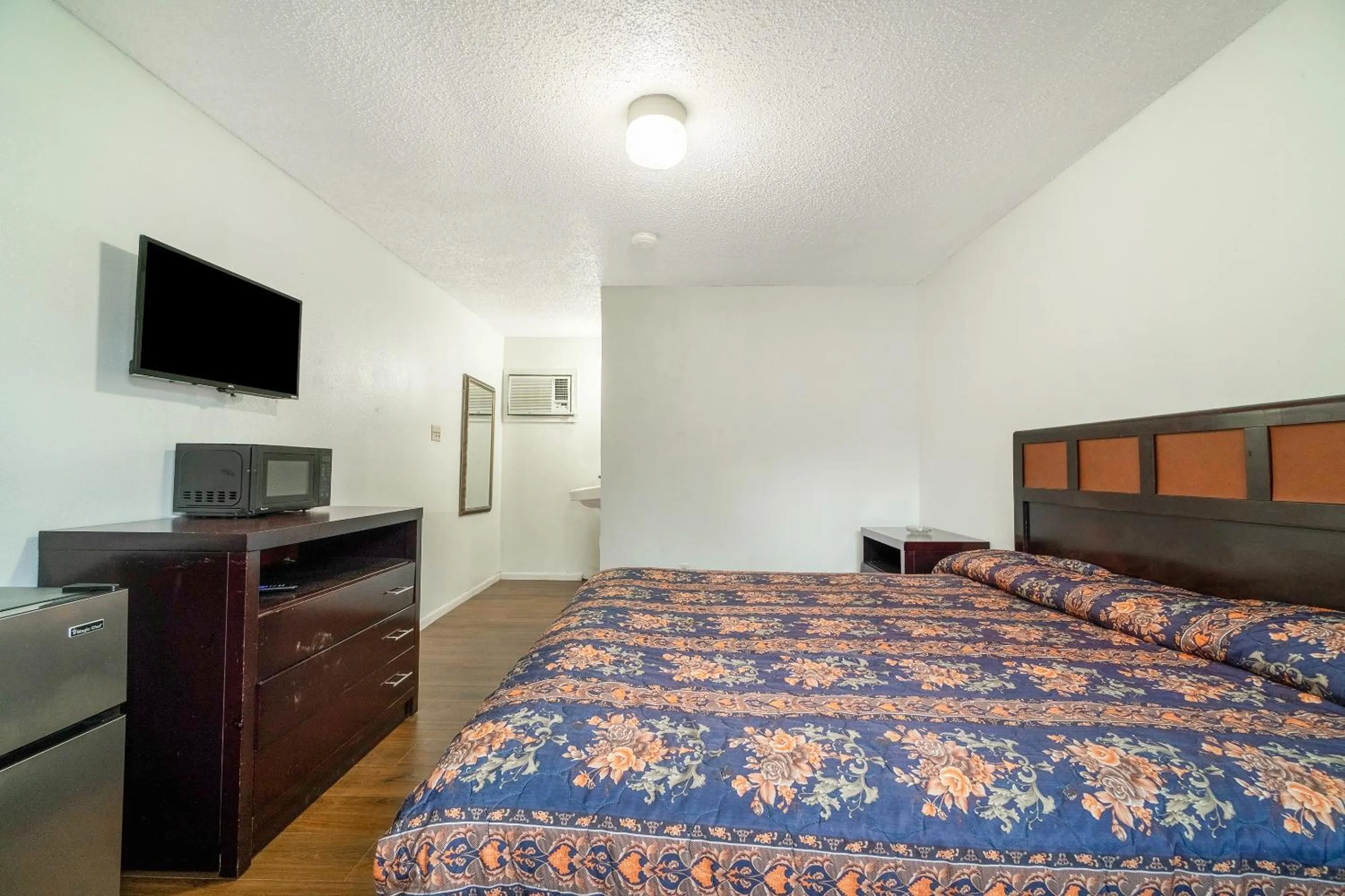 Bedroom, Bed in Budget Inn By OYO Palestine TX Hwy 79