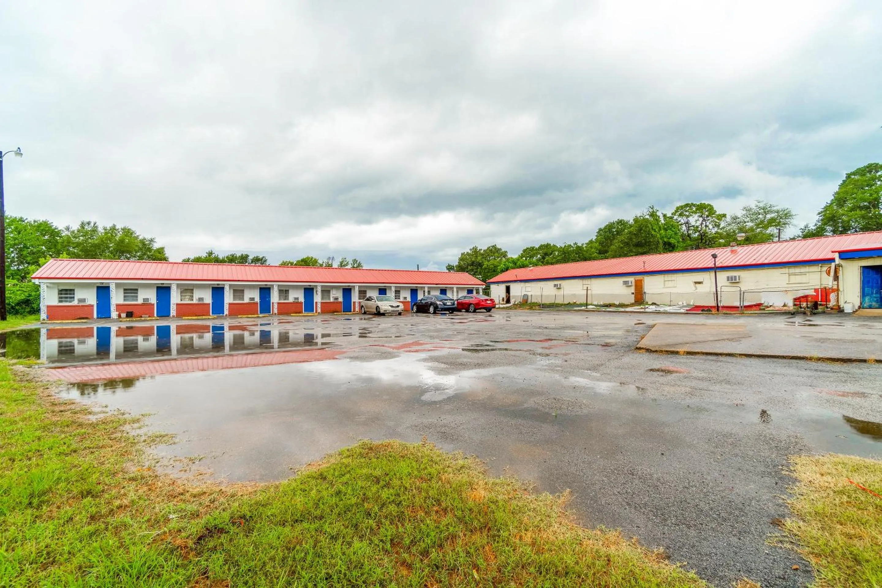 Facade/entrance in Budget Inn By OYO Palestine TX Hwy 79