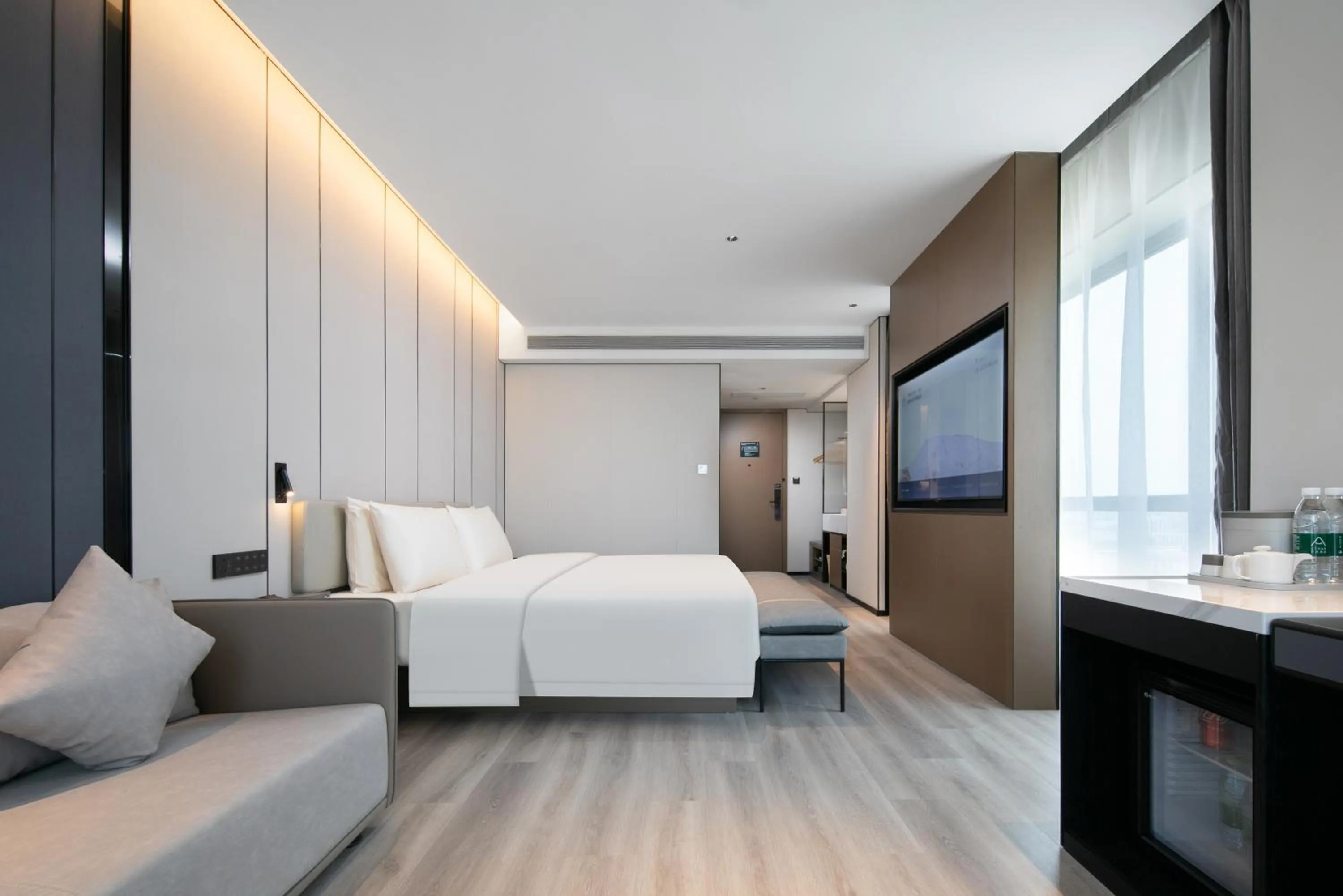 Photo of the whole room, Bed in Atour Hotel Shanghai Baoshan Shangda Road