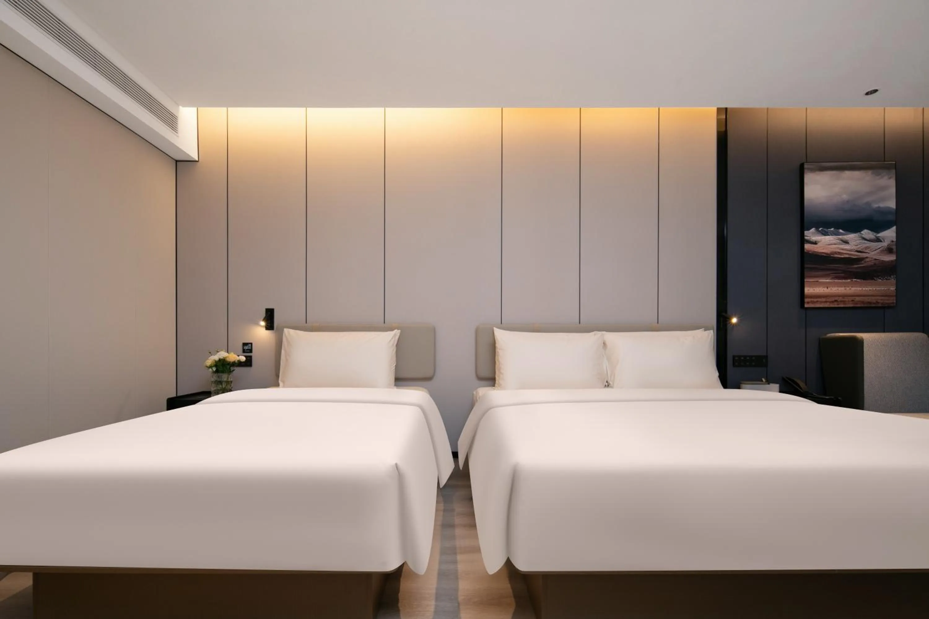 Photo of the whole room, Bed in Atour Hotel Shanghai Baoshan Shangda Road