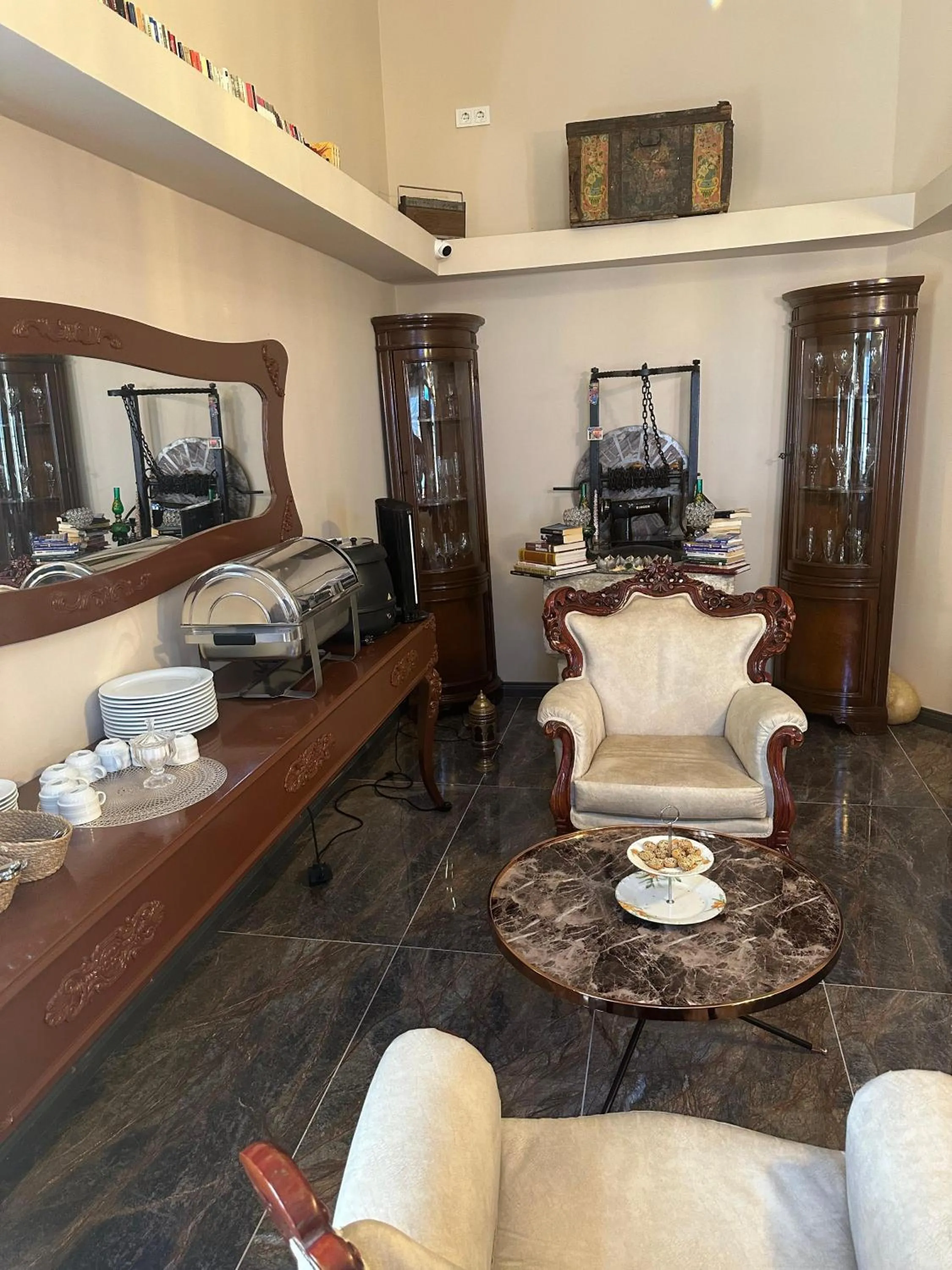 Restaurant/places to eat in Loost Town Inn Hotel