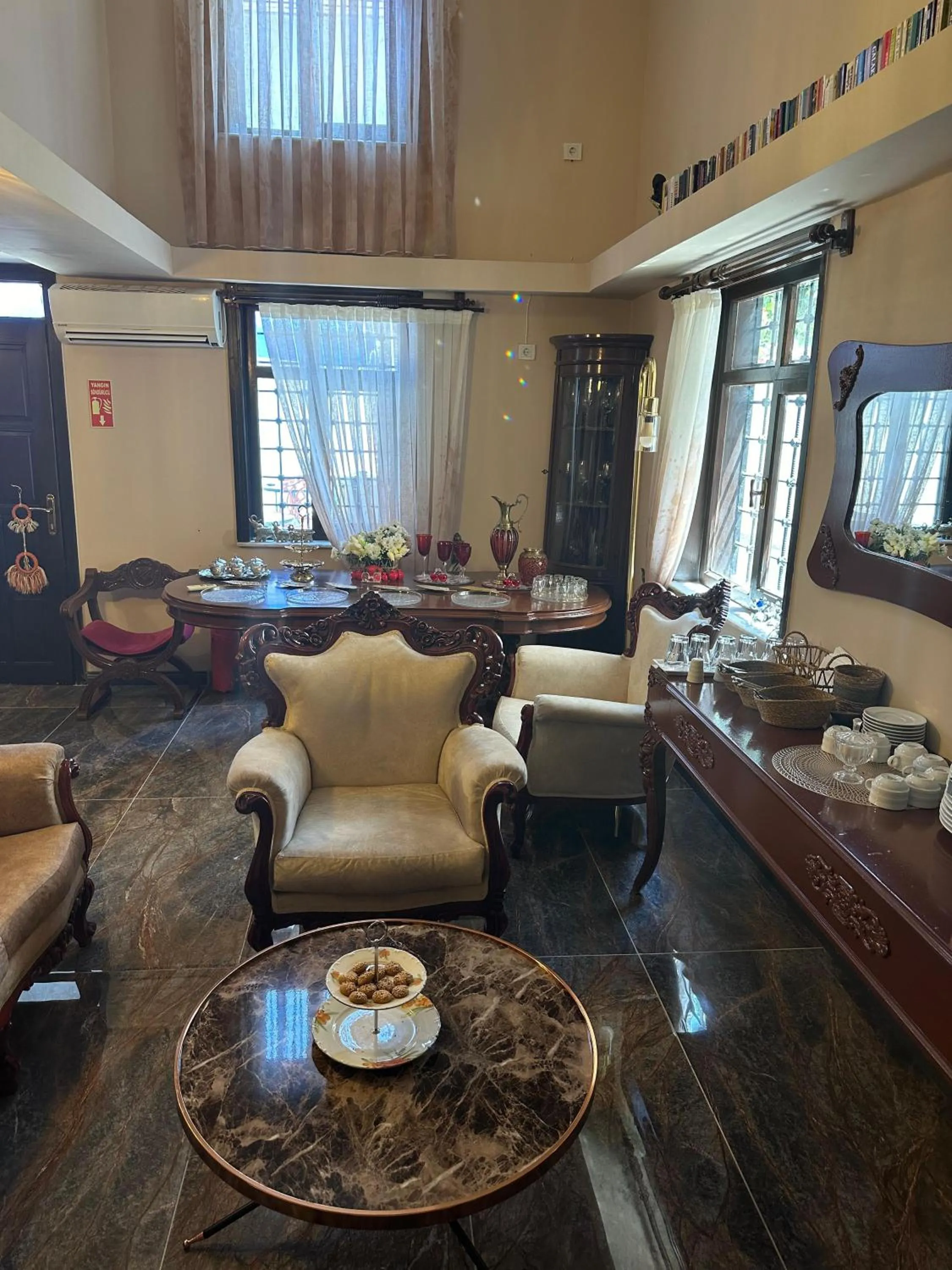 Restaurant/places to eat in Loost Town Inn Hotel