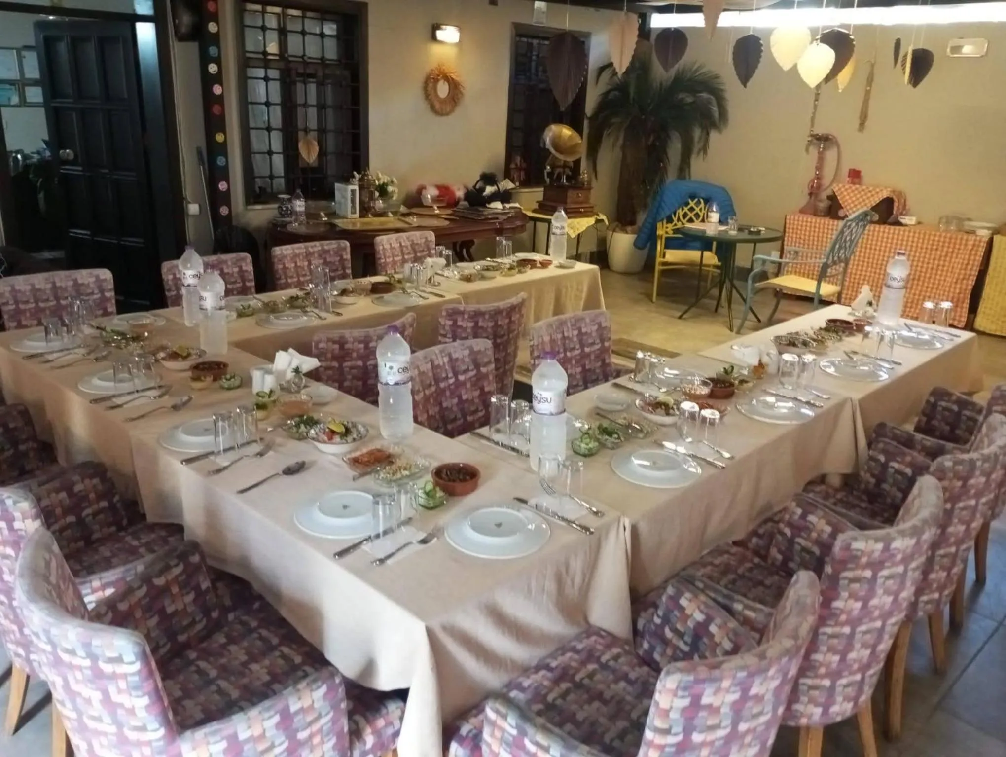 Restaurant/places to eat in Loost Town Inn Hotel