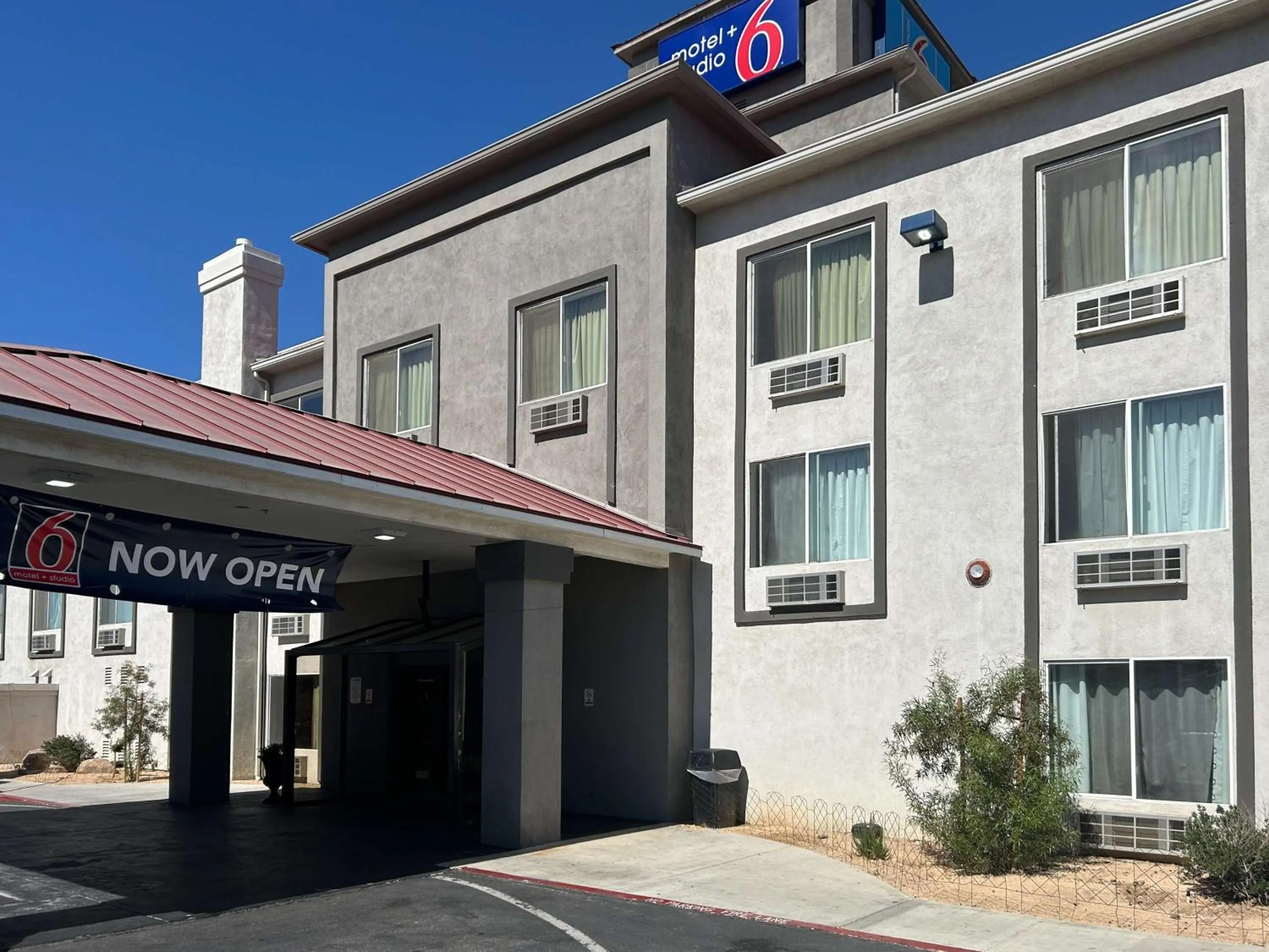 Property building in Studio 6 Suites Hesperia, CA West Main Street I 15