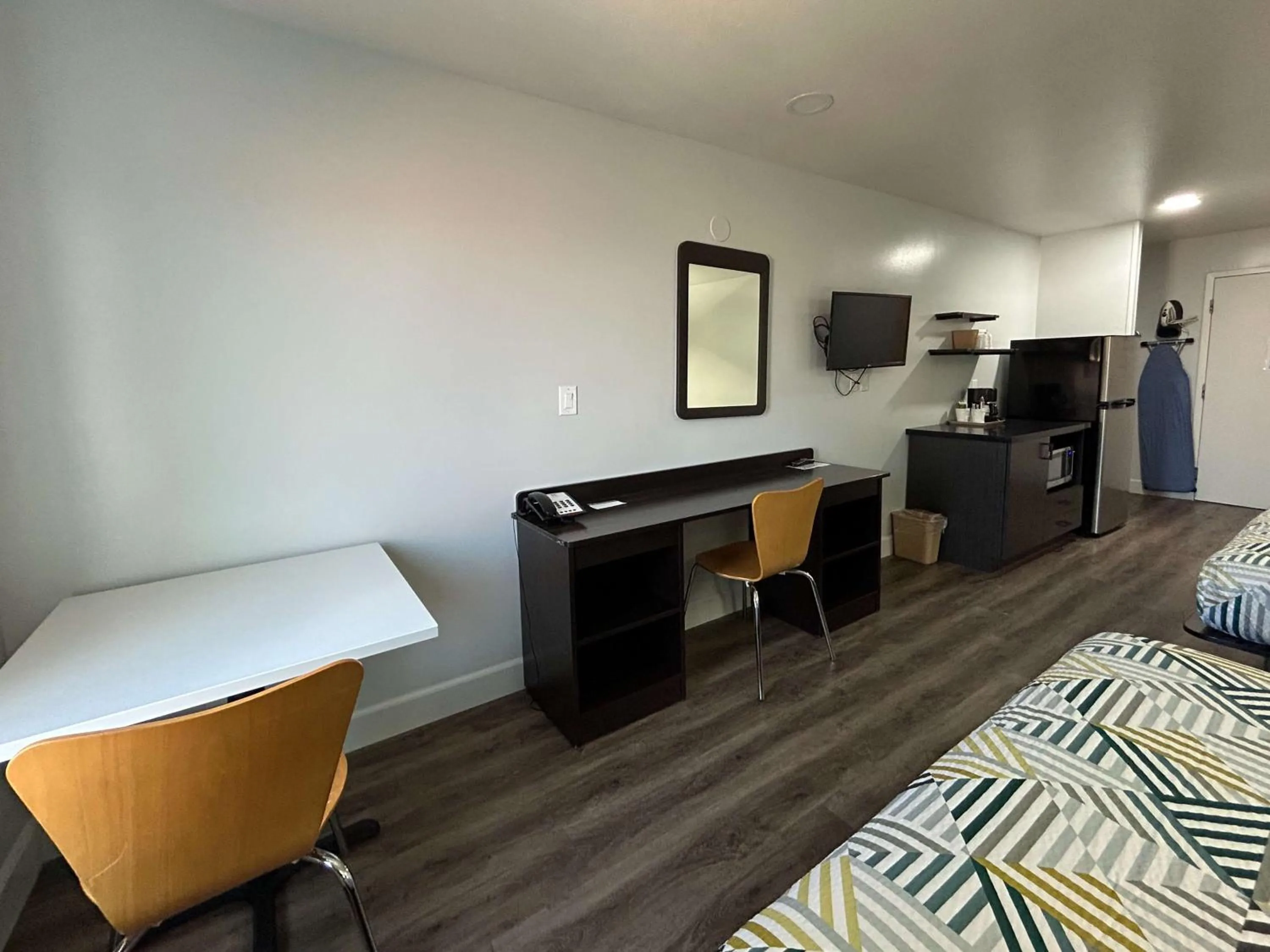 TV and multimedia, Bed in Studio 6 Suites Hesperia, CA West Main Street I 15
