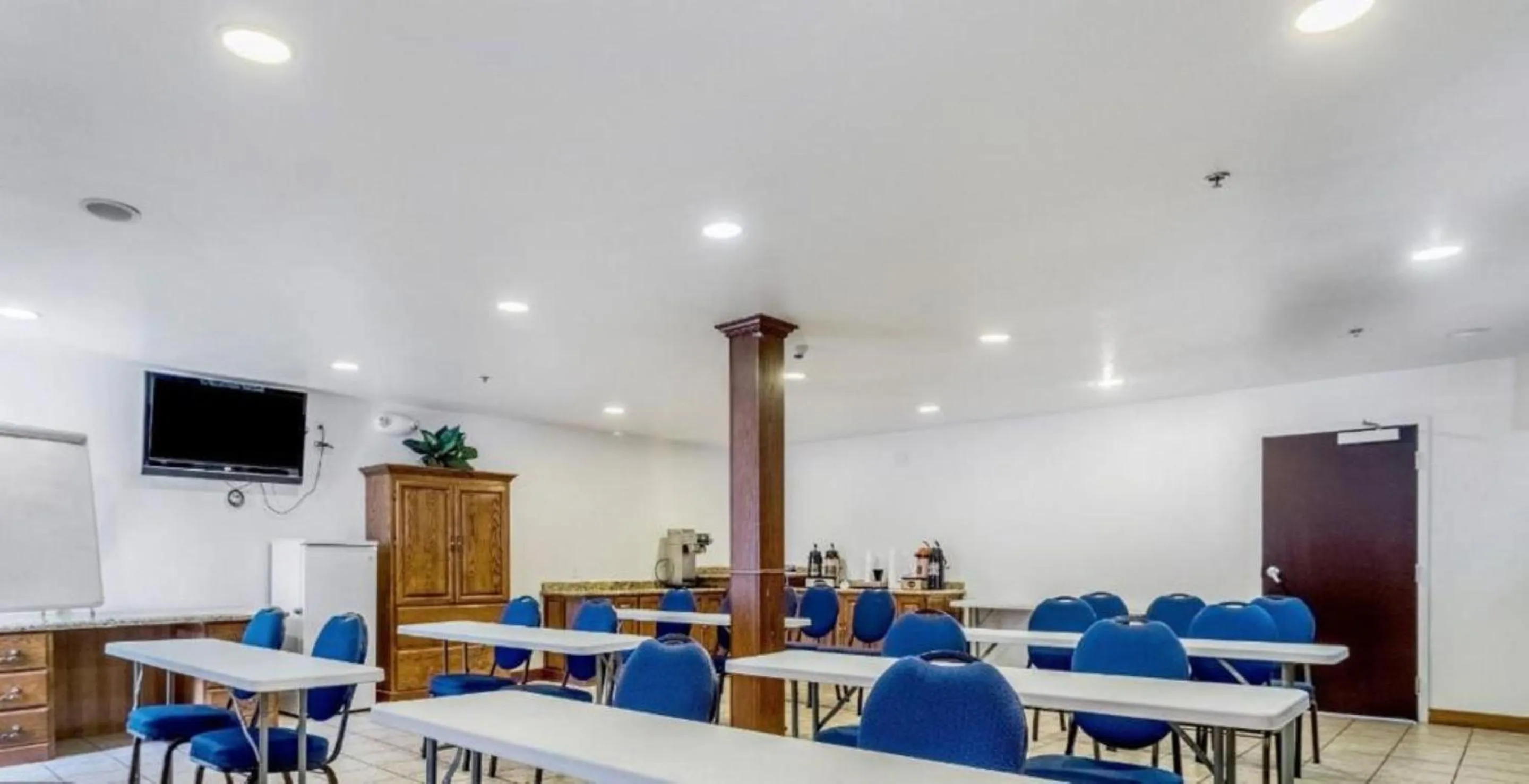 Meeting/conference room in Studio 6 Suites Hesperia, CA West Main Street I 15