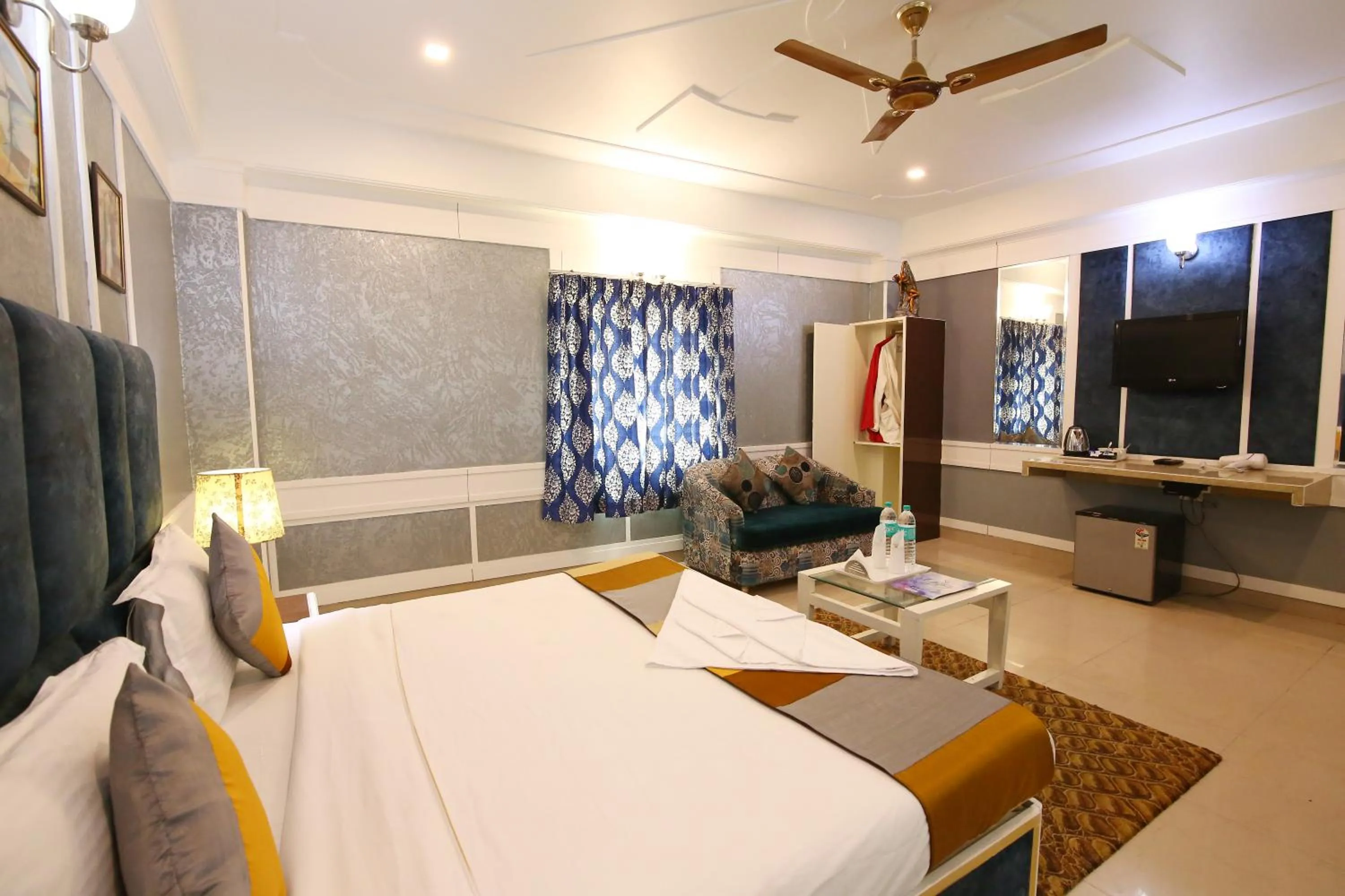 TV and multimedia, Bed in Hotel Opera Mahipalpur- Delhi Airport