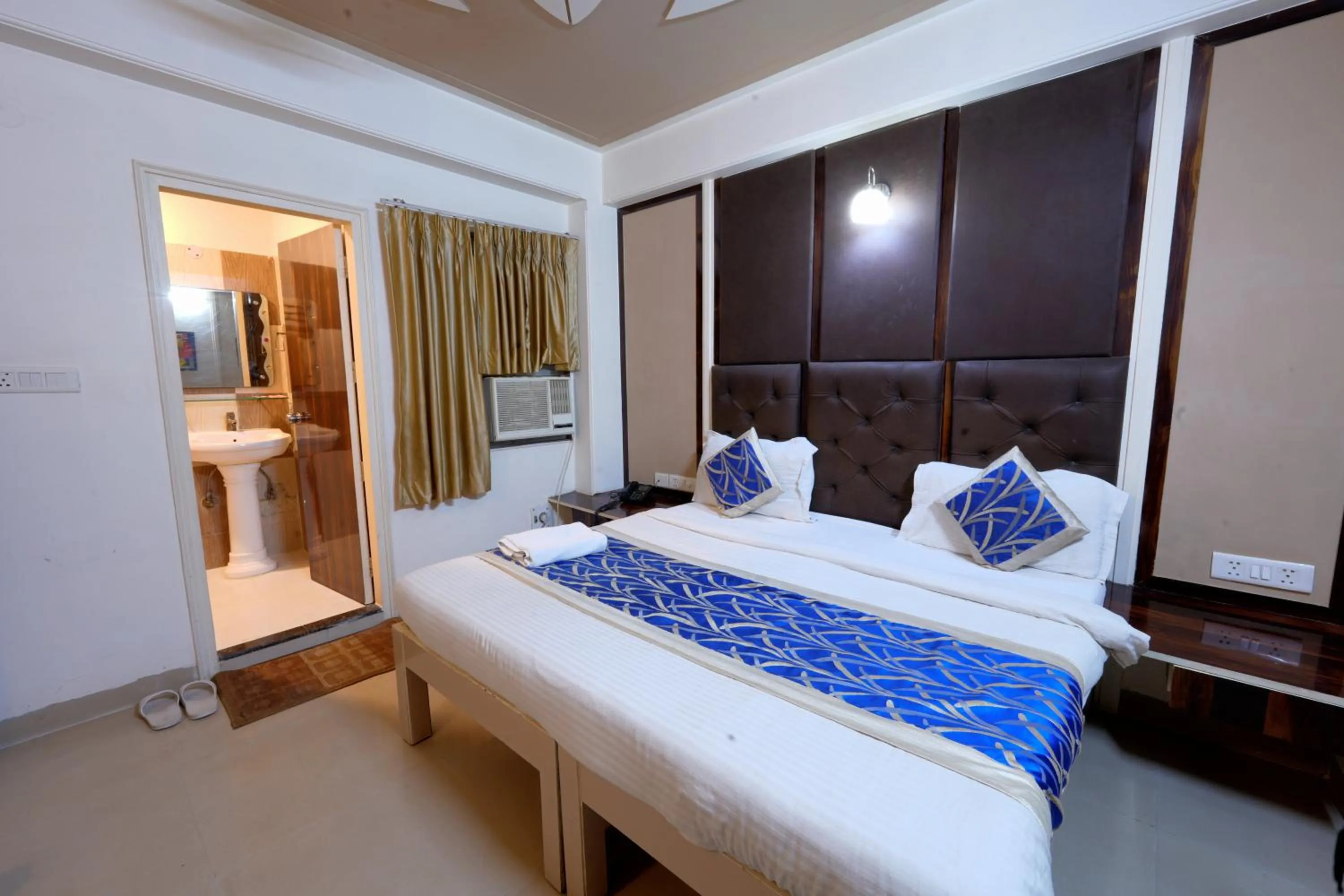 Photo of the whole room, Bed in Hotel Opera Mahipalpur- Delhi Airport