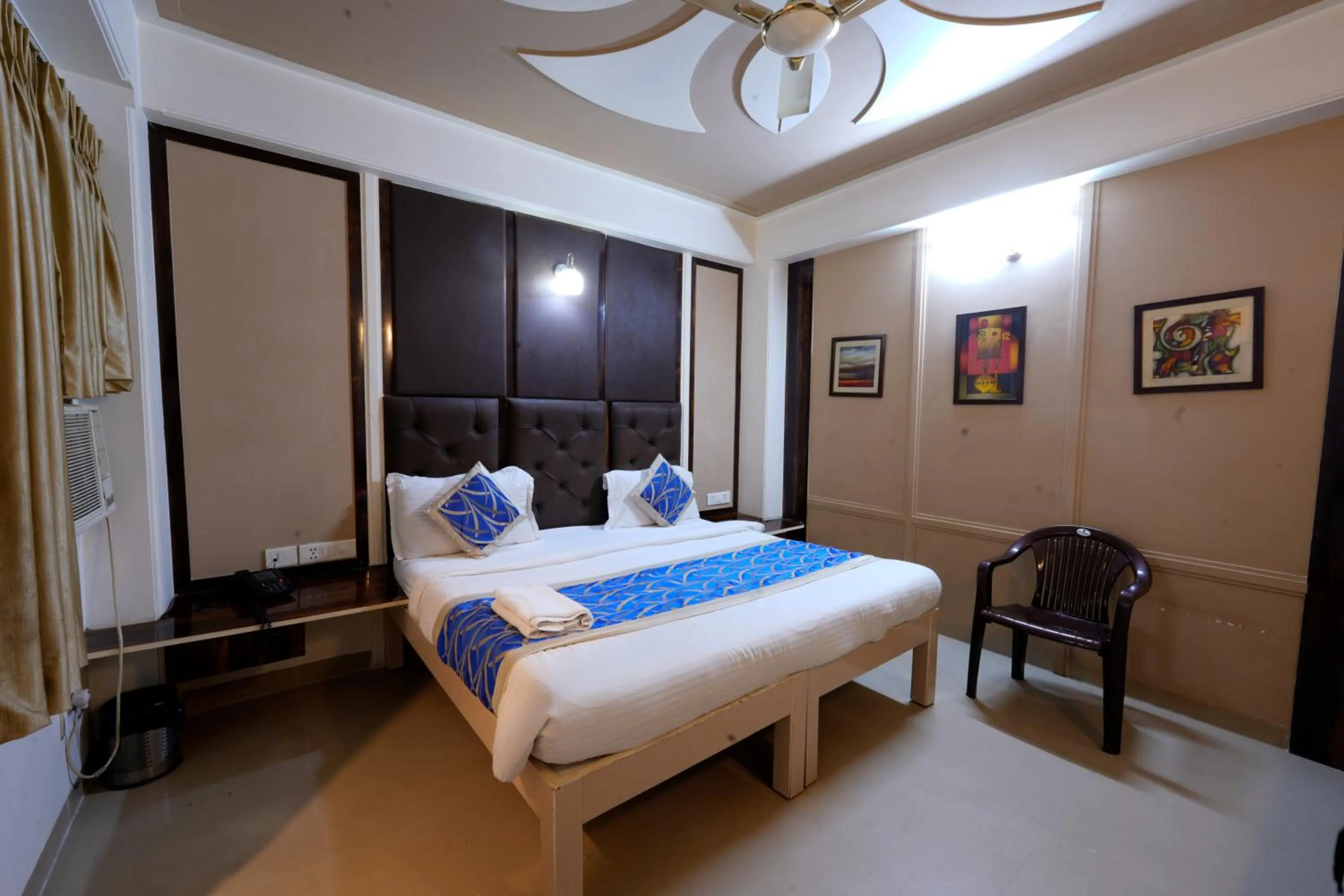 Area and facilities, Bed in Hotel Opera Mahipalpur- Delhi Airport