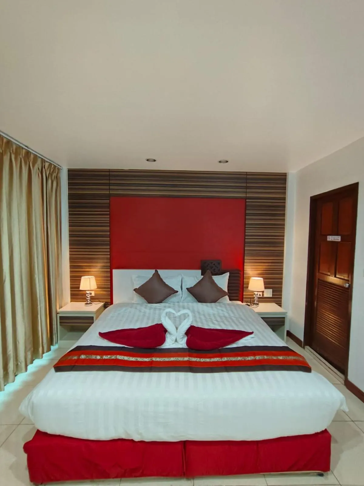 Bed in Patong Max Value Hotel