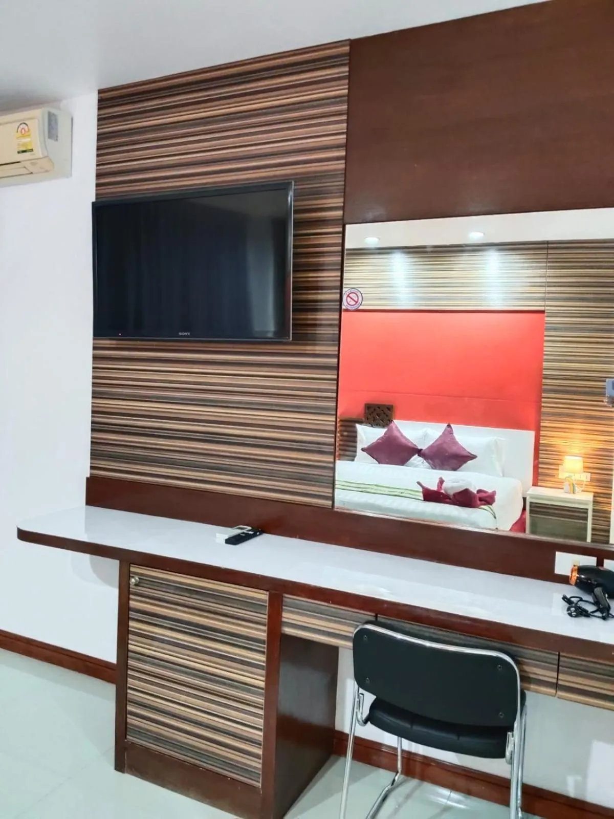 Bed in Patong Max Value Hotel