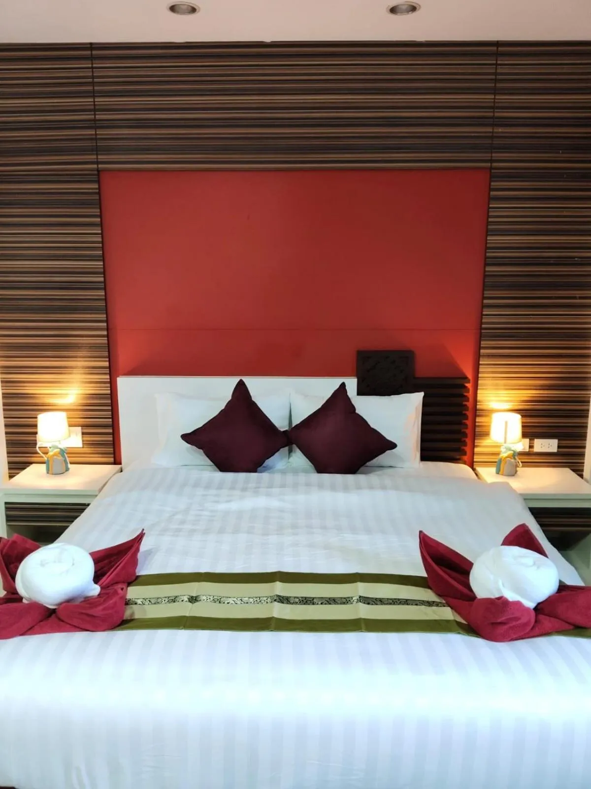 Bedroom, Bed in Patong Max Value Hotel
