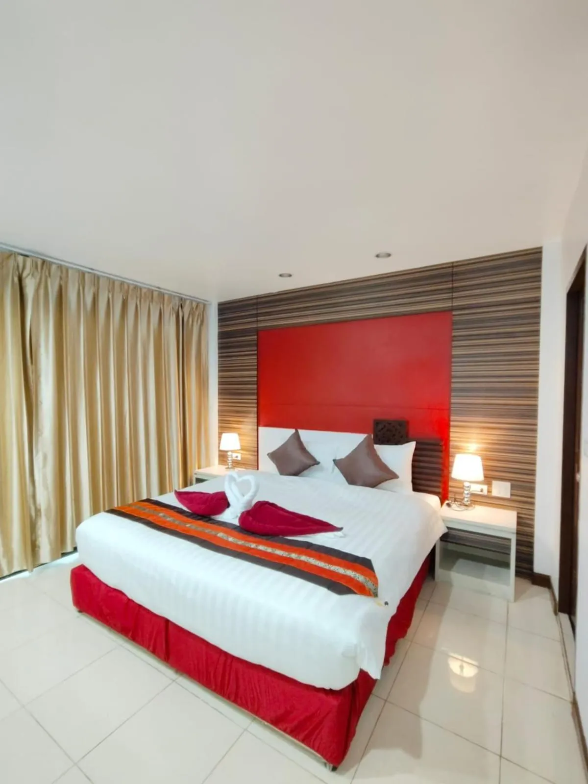Bedroom, Bed in Patong Max Value Hotel