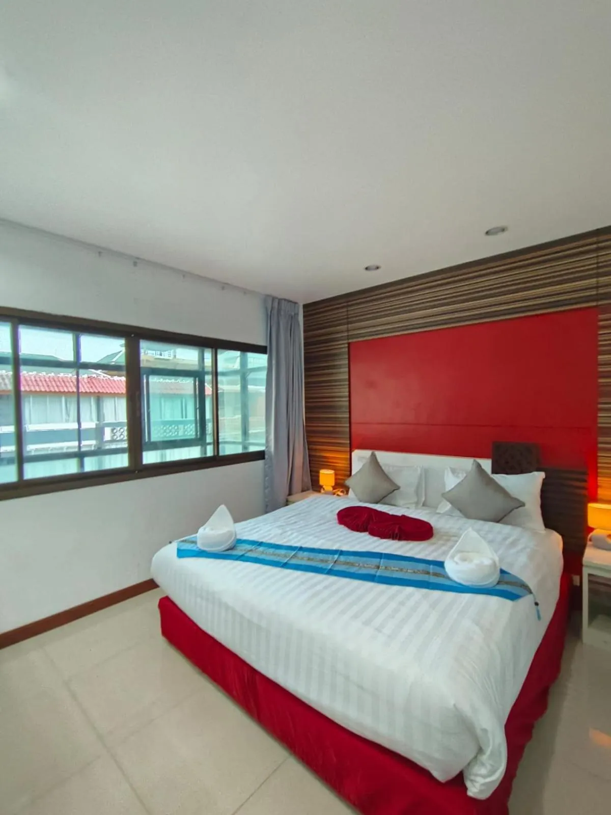 Bedroom, Bed in Patong Max Value Hotel