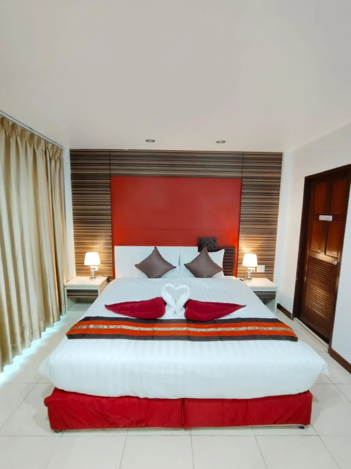 Bedroom, Bed in Patong Max Value Hotel
