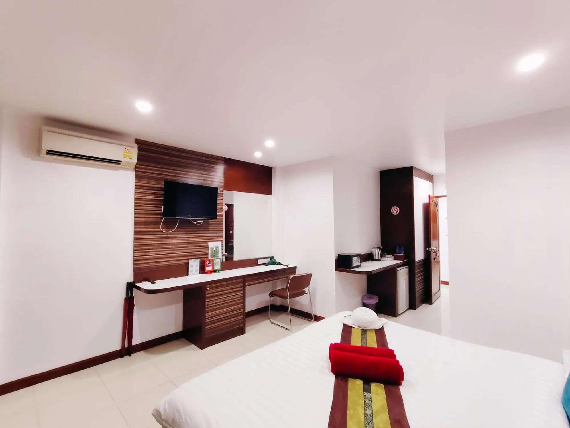 Photo of the whole room, Bed in Patong Max Value Hotel