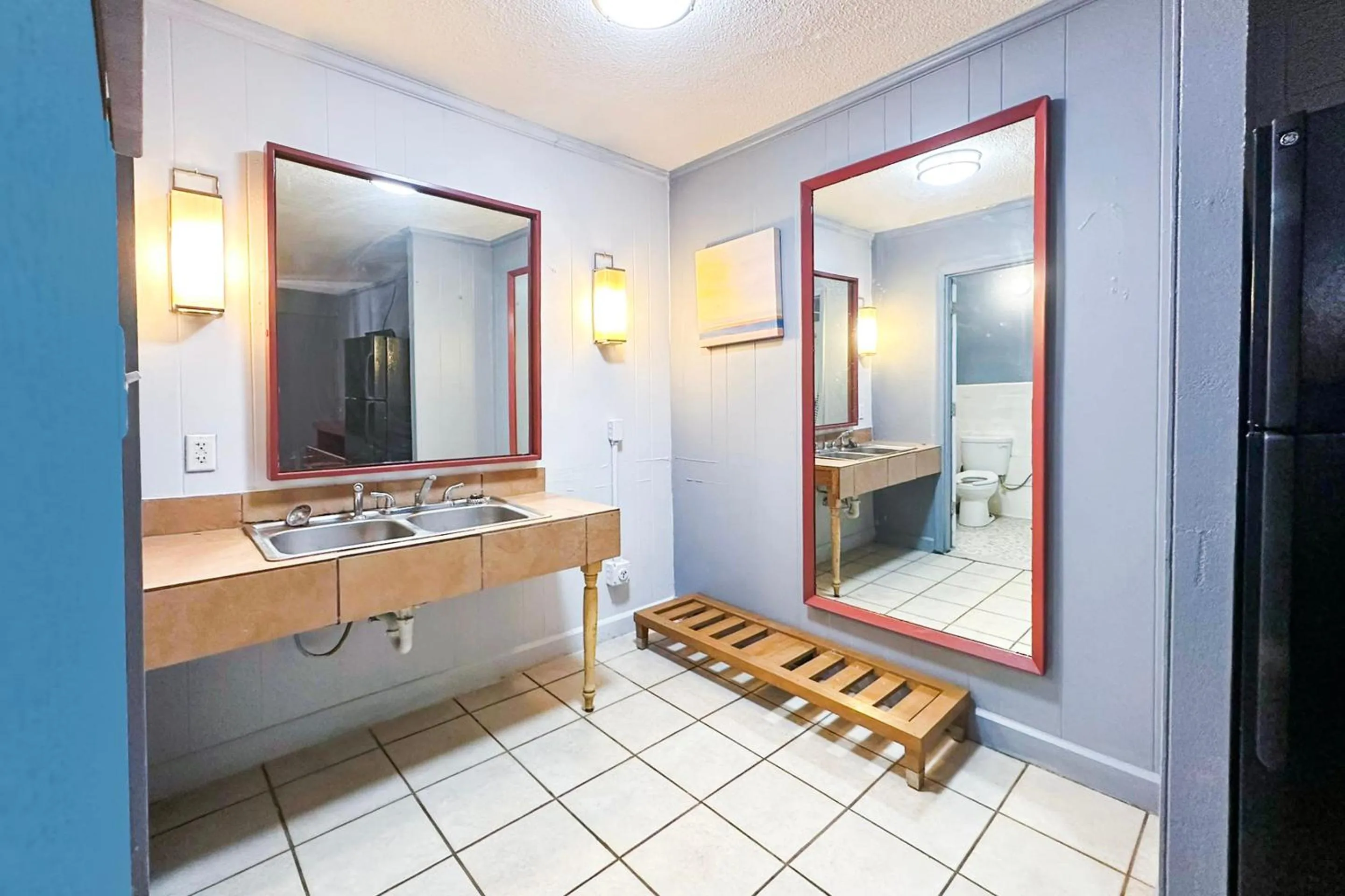 Bathroom in Sunrise Inn By OYO Albany