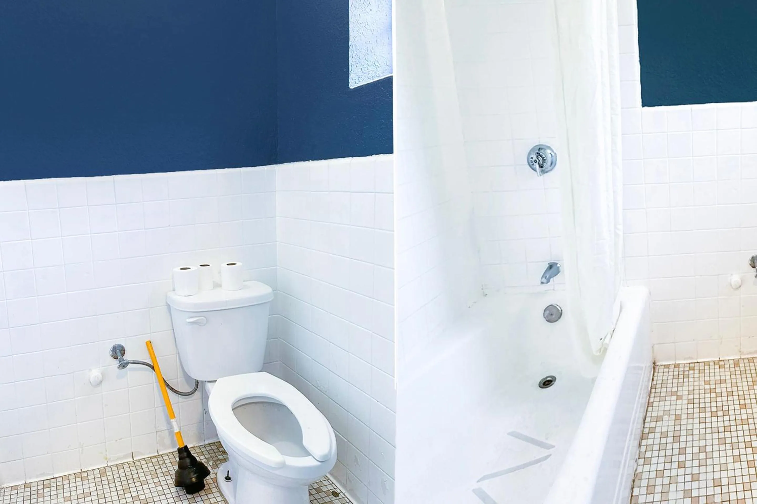 Bathroom in Sunrise Inn By OYO Albany