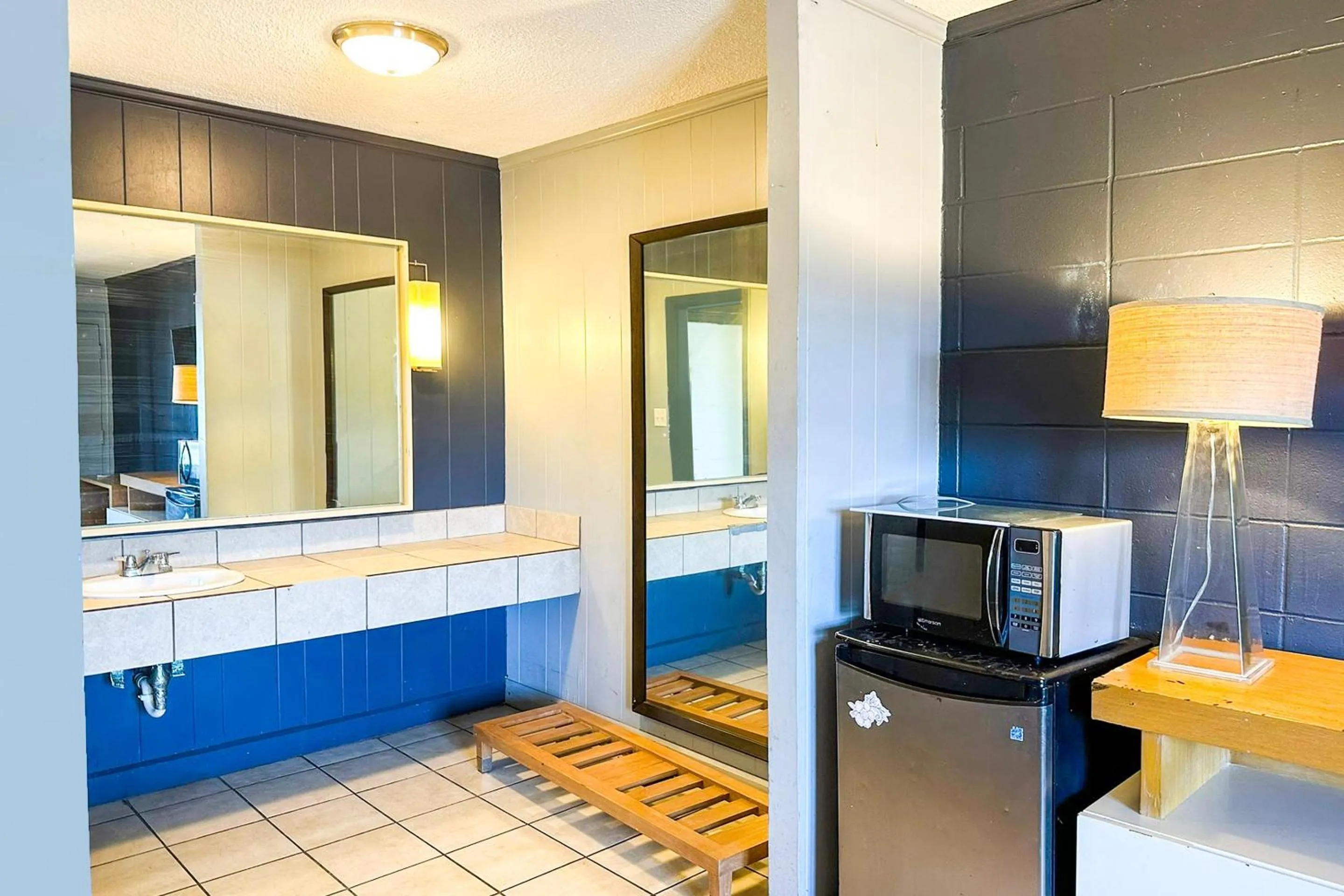 Bathroom in Sunrise Inn By OYO Albany