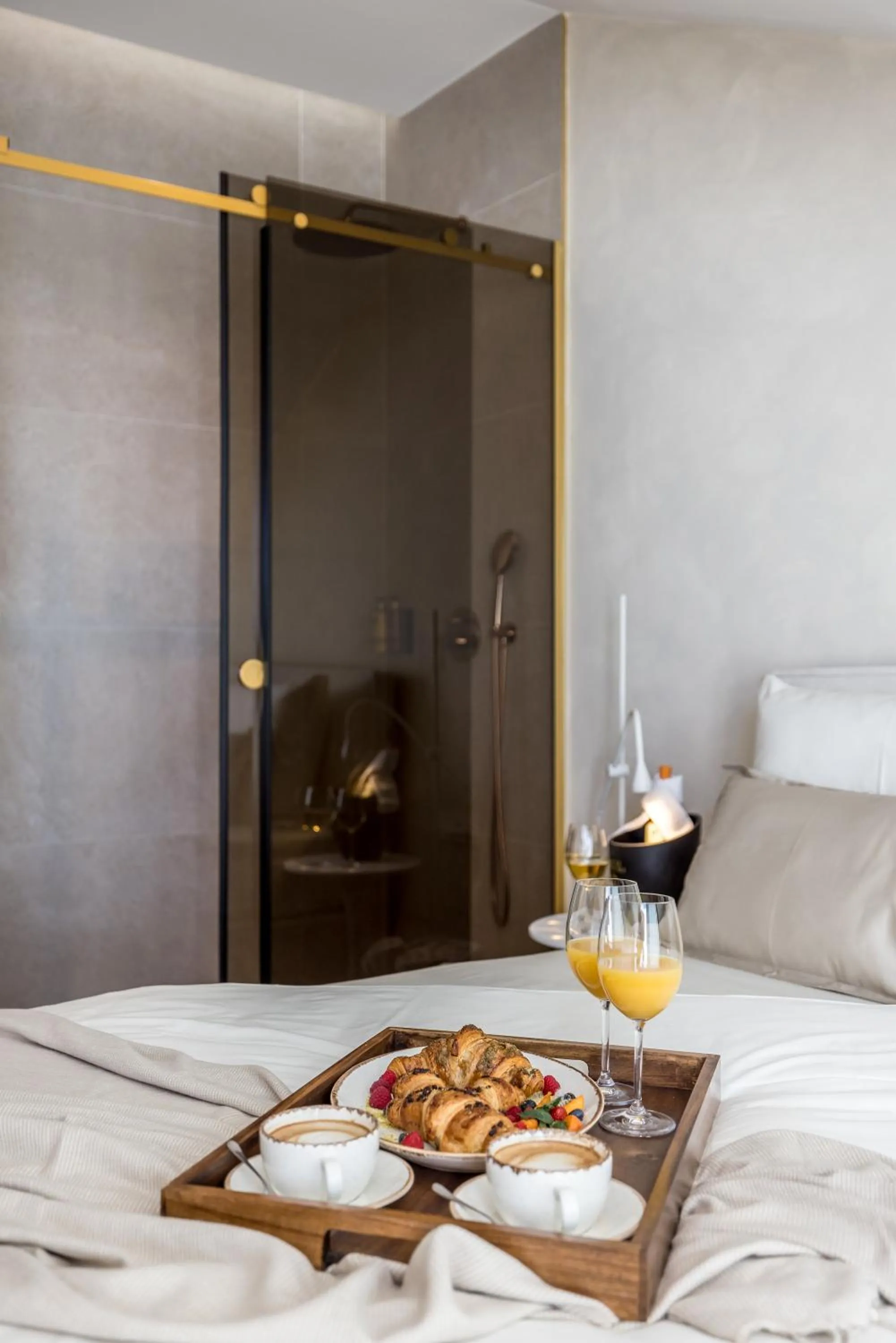 Shower, Bed in Hotel Aria