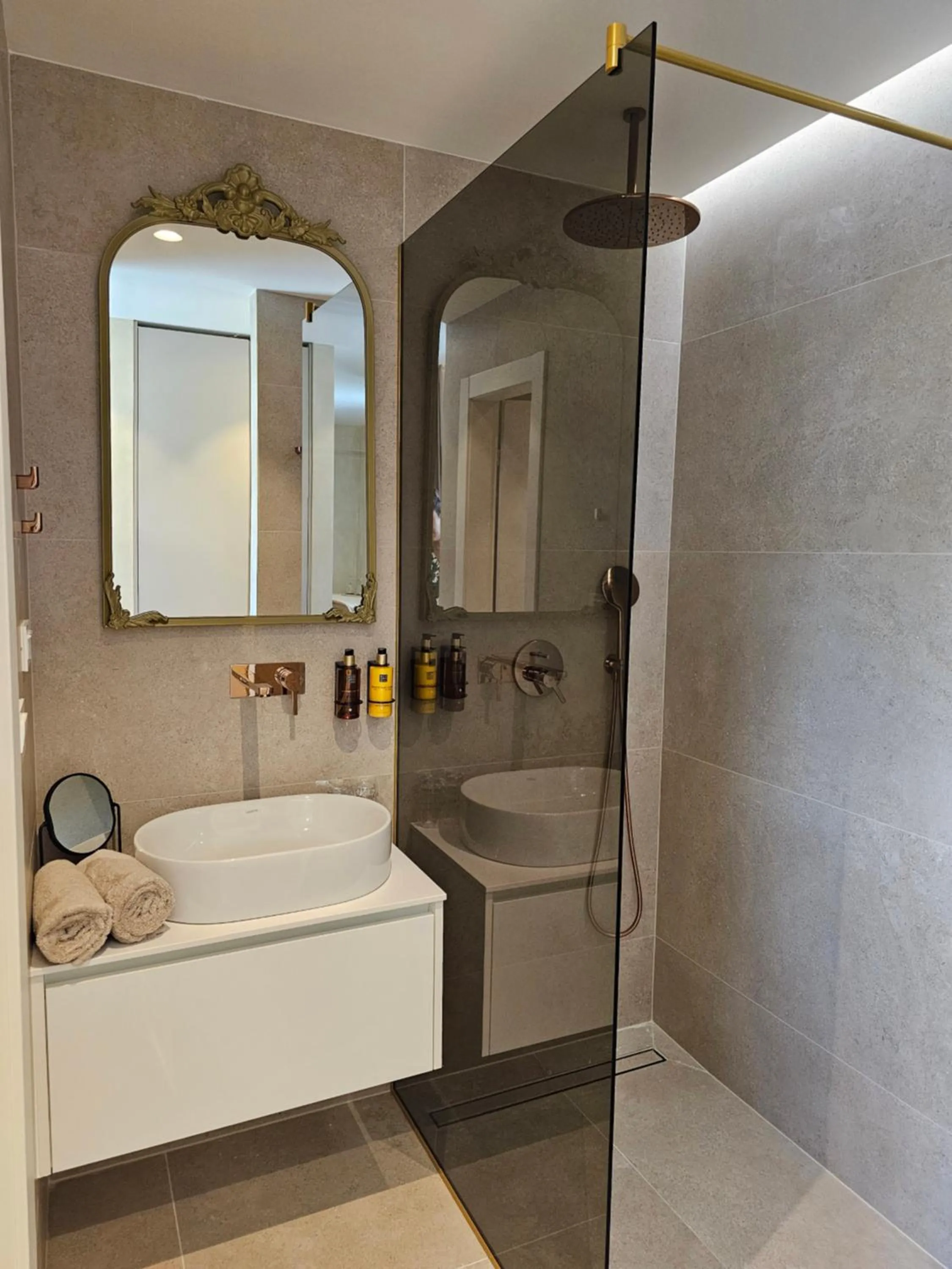 Shower in Hotel Aria