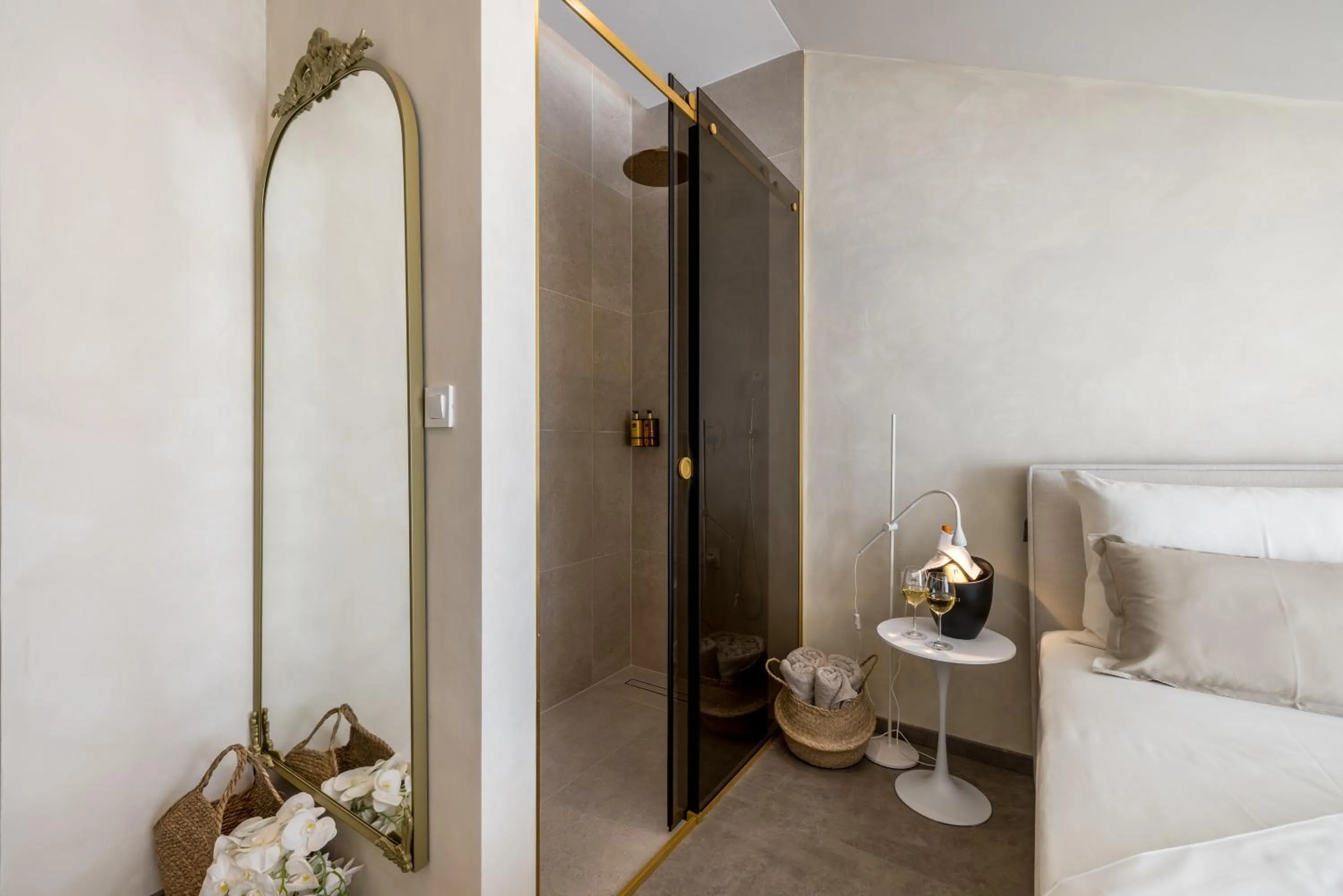 Shower, Bed in Hotel Aria