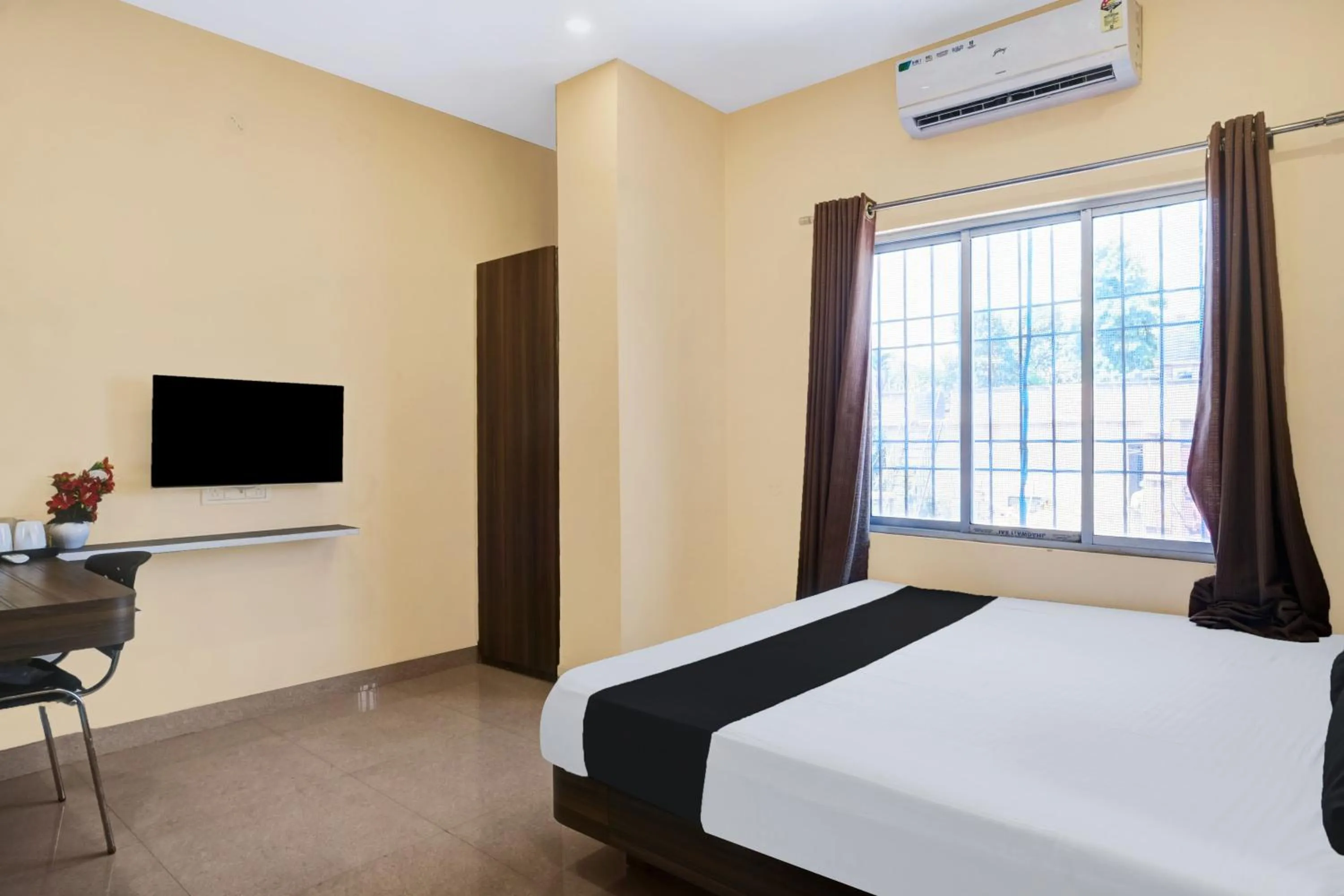 Bedroom, Bed in Super Hotel O Lalganesh formerly Royal Avenue