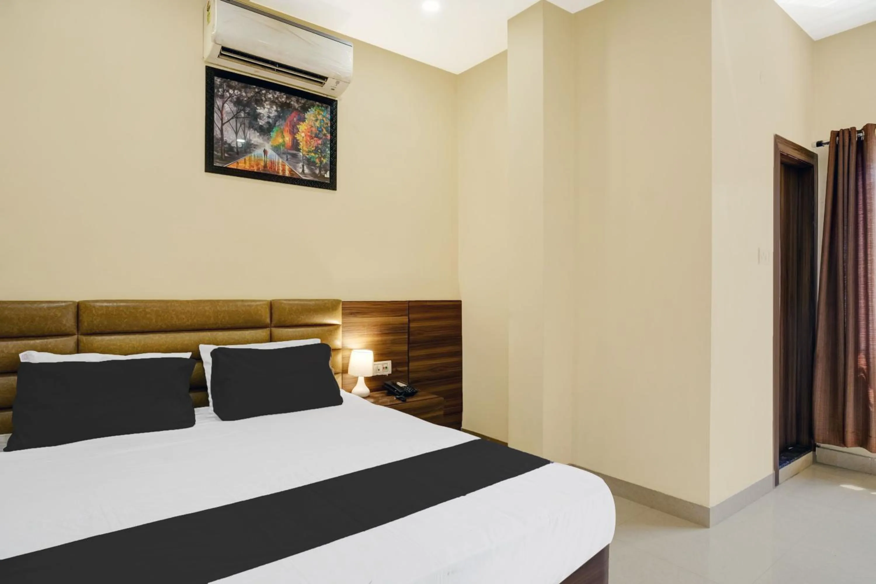 Bedroom, Bed in Super Hotel O Lalganesh formerly Royal Avenue