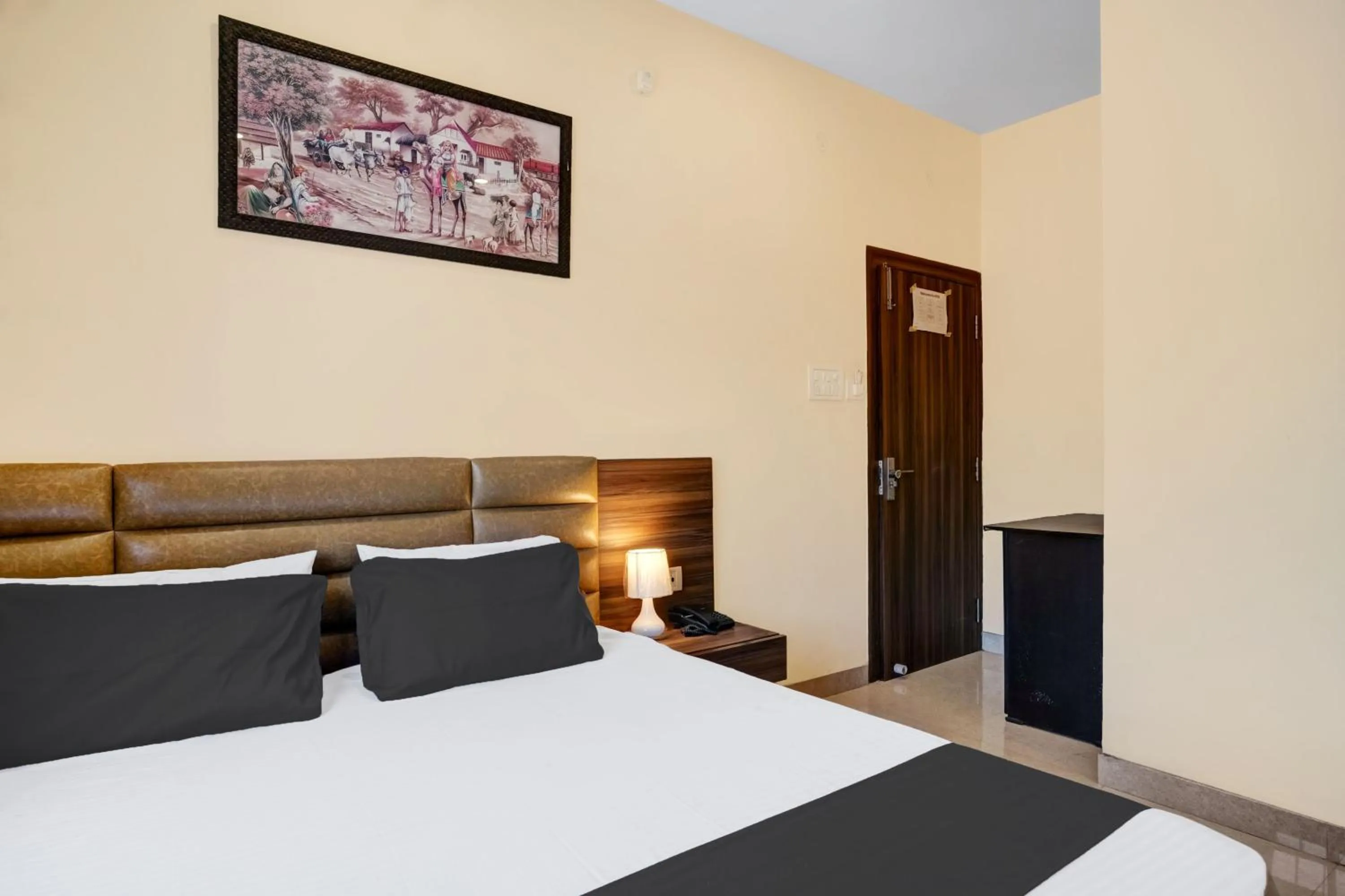 Bedroom, Bed in Super Hotel O Lalganesh formerly Royal Avenue