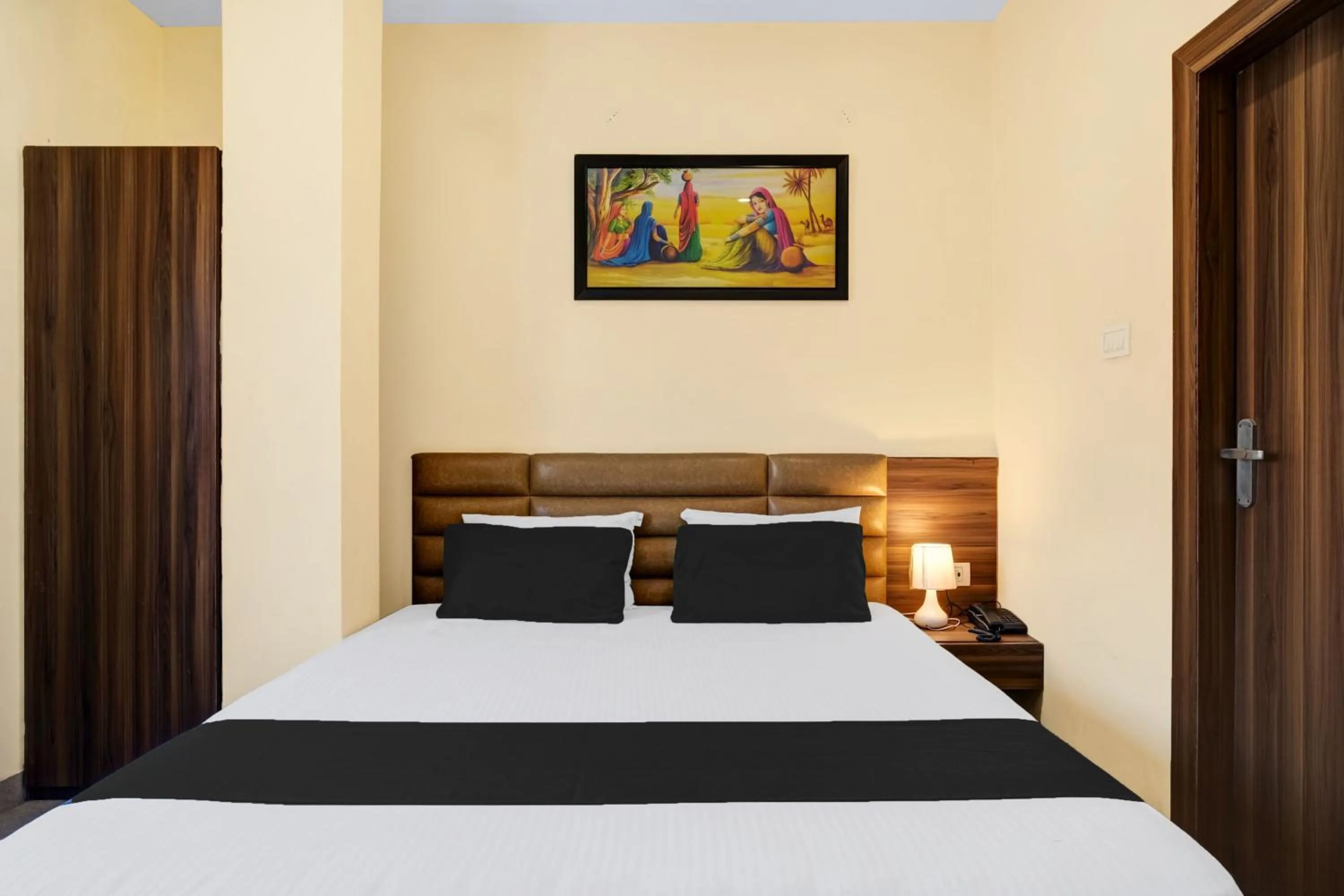 Bedroom, Bed in Super Hotel O Lalganesh formerly Royal Avenue