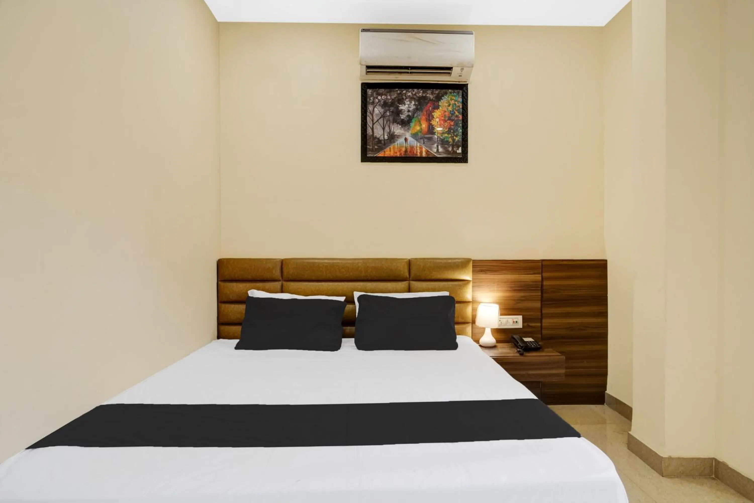 Bedroom, Bed in Super Hotel O Lalganesh formerly Royal Avenue