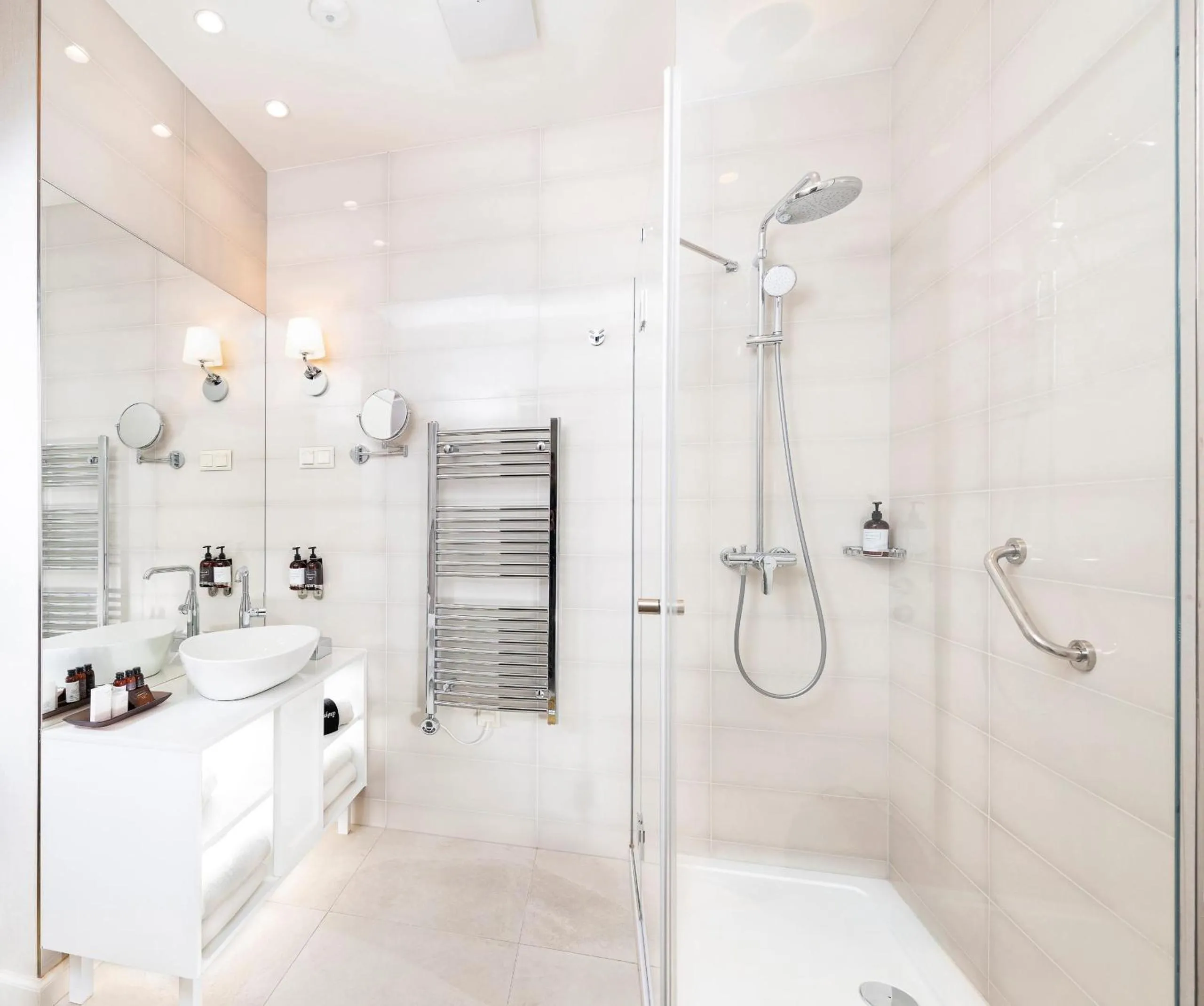 Shower in Three Corners Avenue Hotel