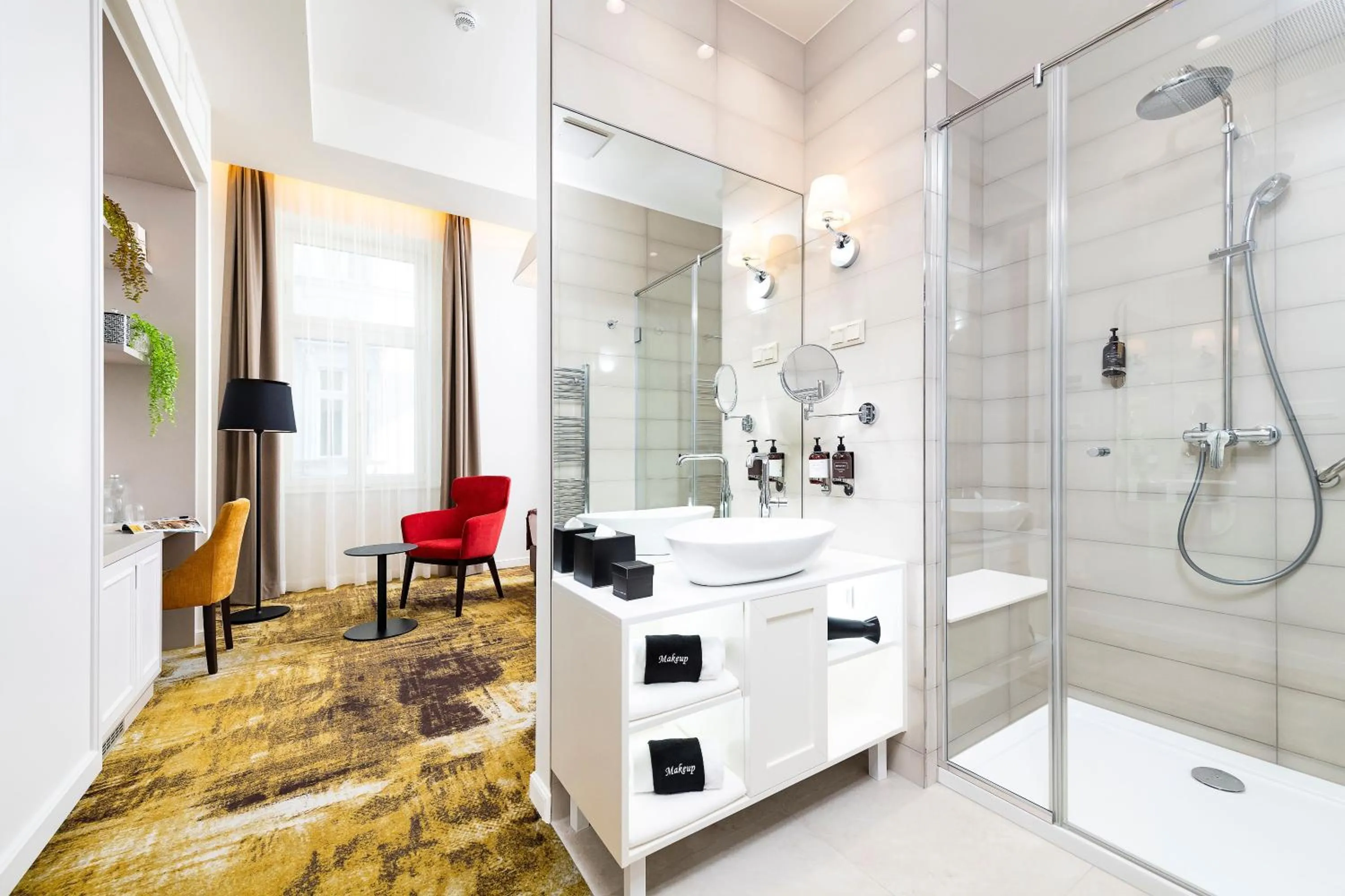 Shower in Three Corners Avenue Hotel