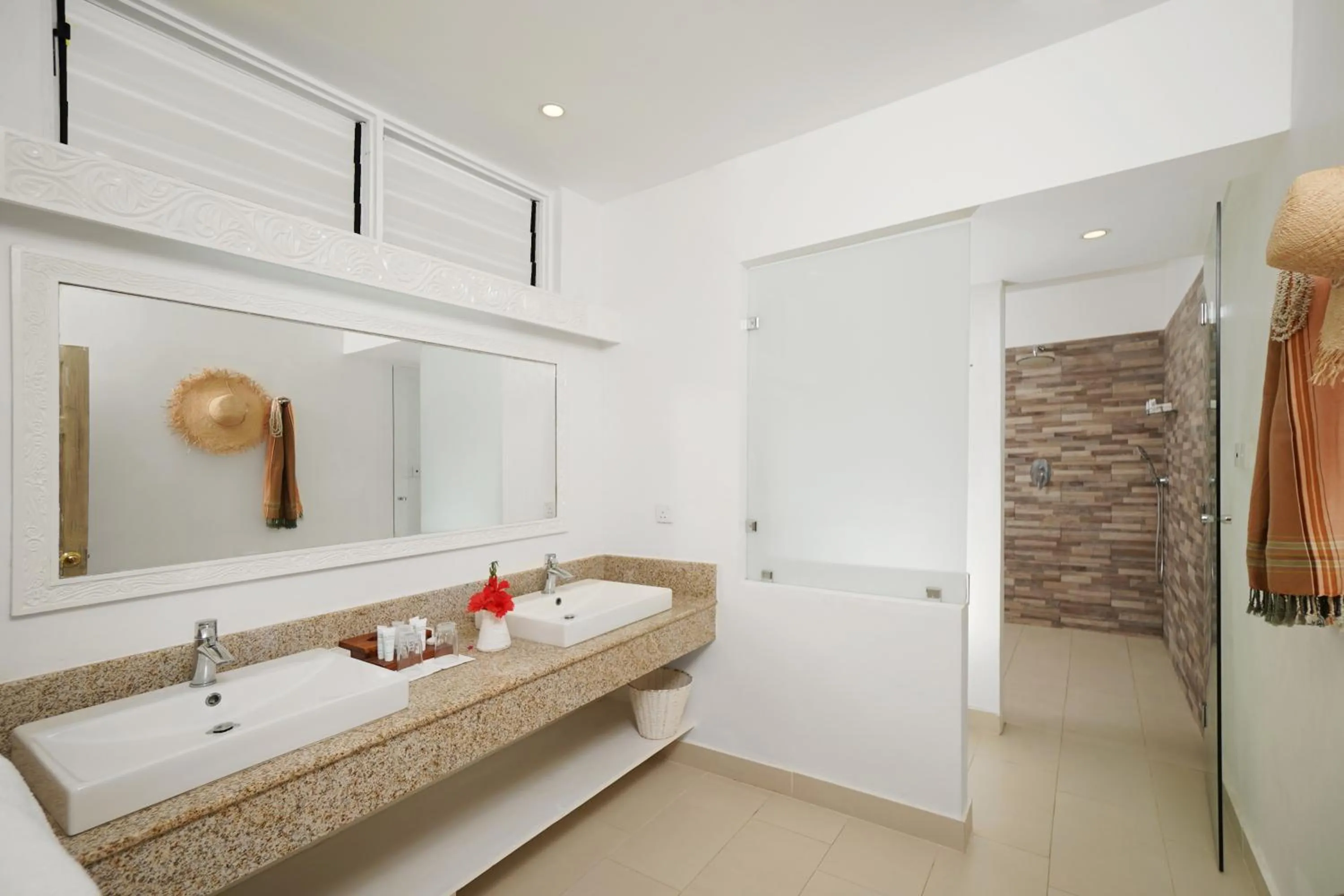 Shower, Bed in Diamonds Malindi