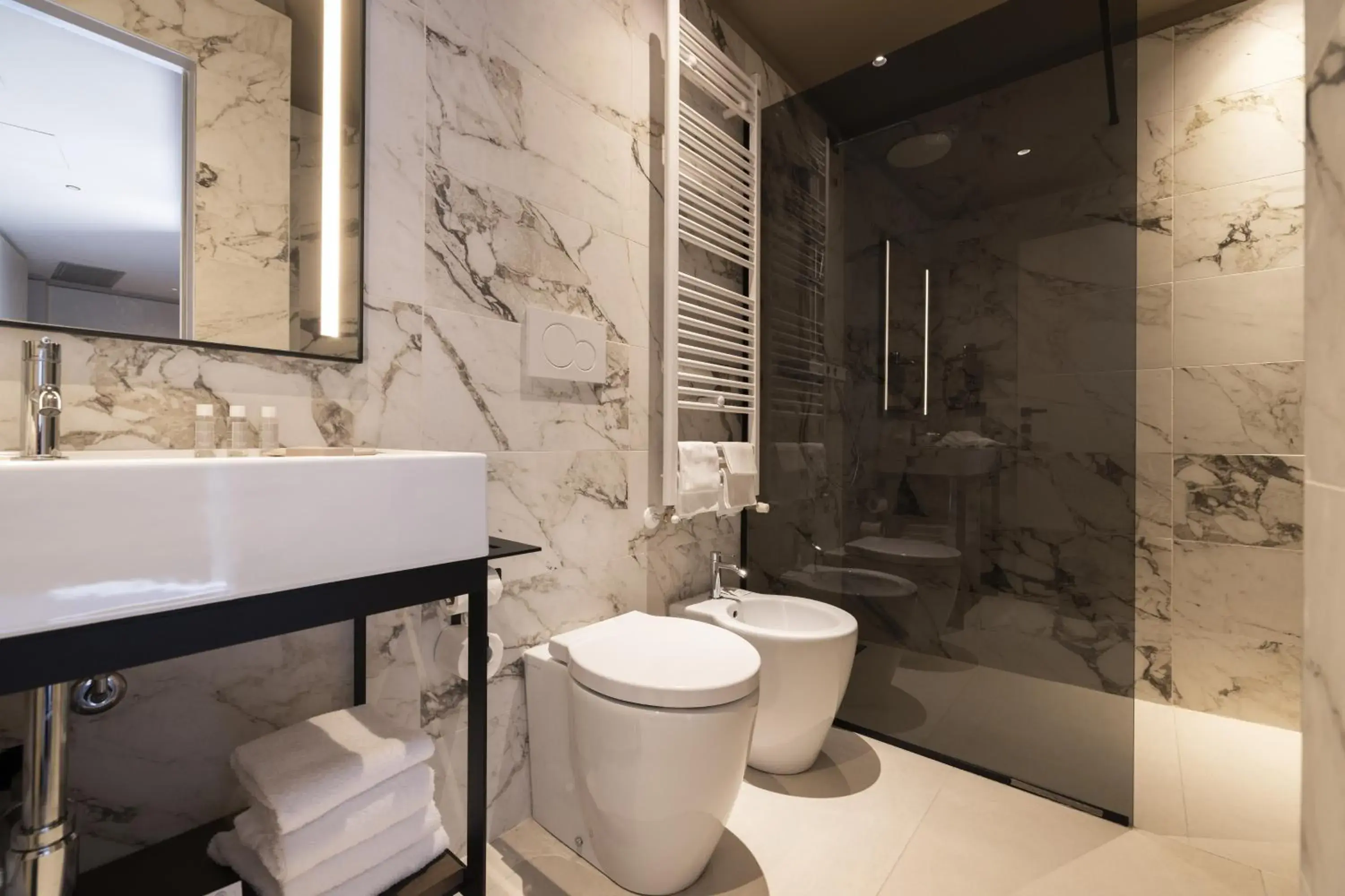 Deluxe Junior Suite in Joy 124 Hotel Milano Deluxe Junior Suite in Joy 124 Hotel Milano