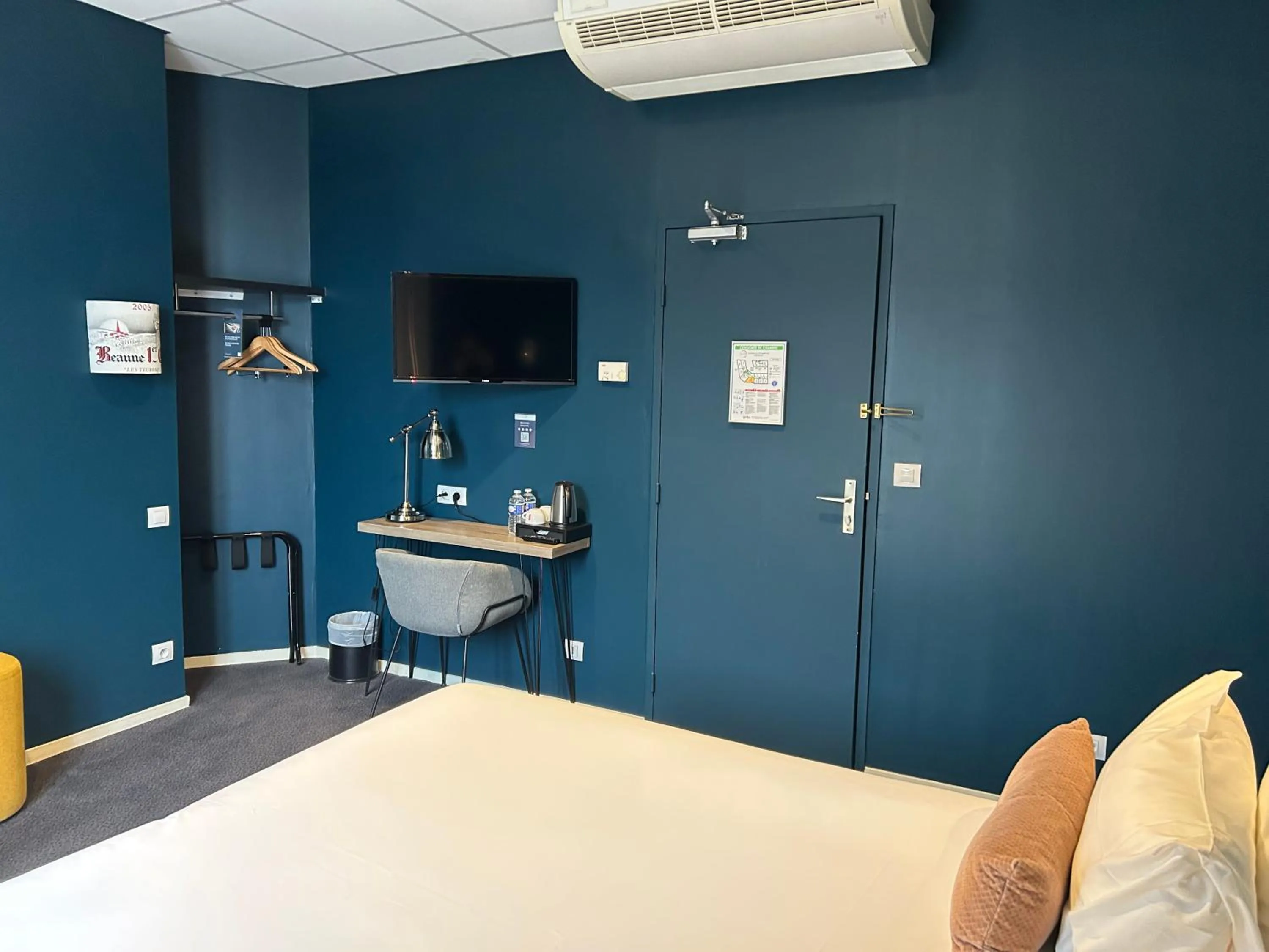 Photo of the whole room, Bed in Hôtel de France - Beaune