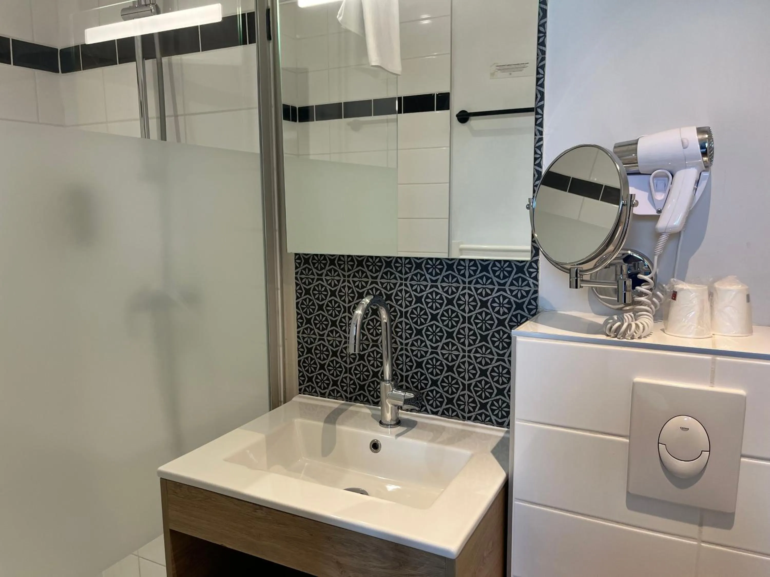 Bathroom in Hôtel de France - Beaune