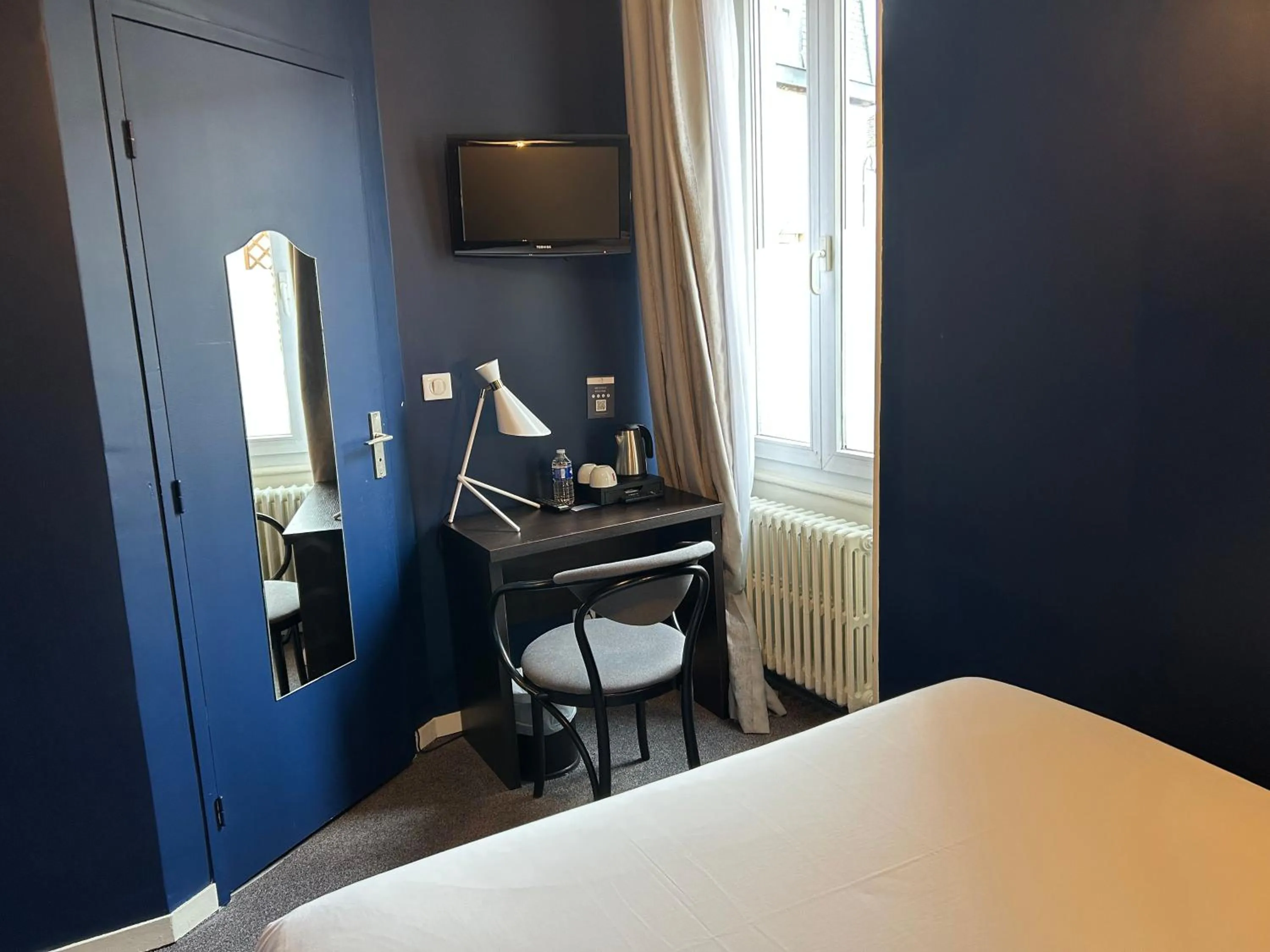 Photo of the whole room, Bed in Hôtel de France - Beaune