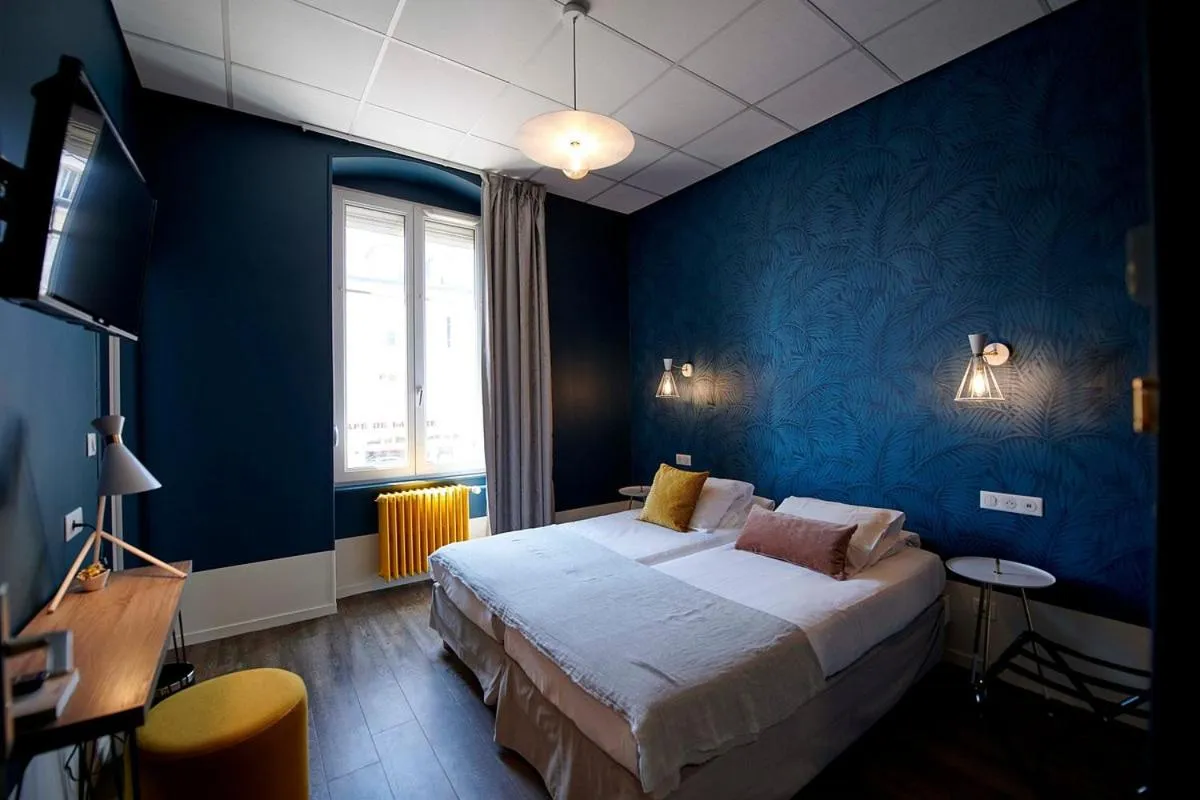 Photo of the whole room, Bed in Hôtel de France - Beaune