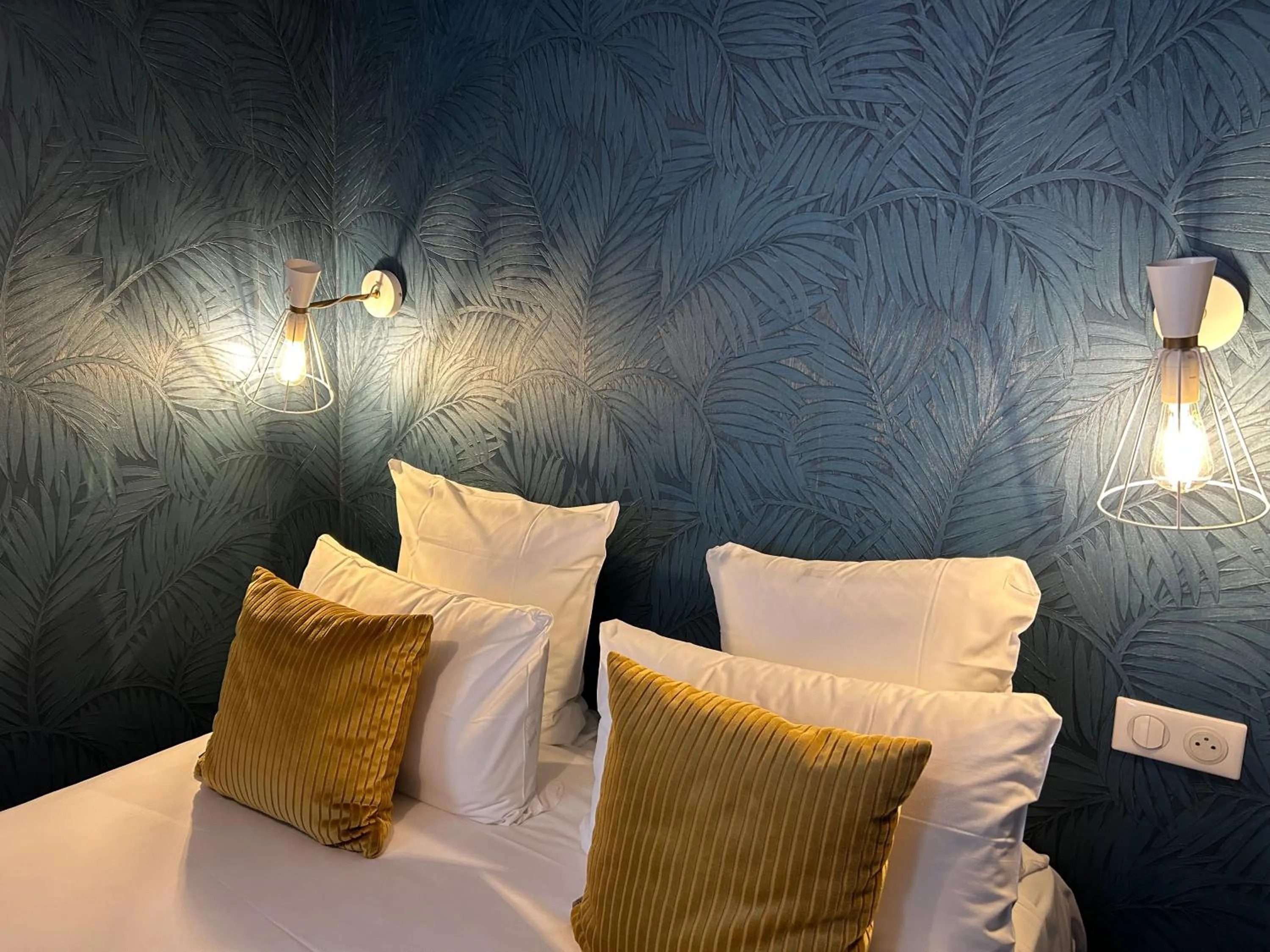 Bed in Hôtel de France - Beaune