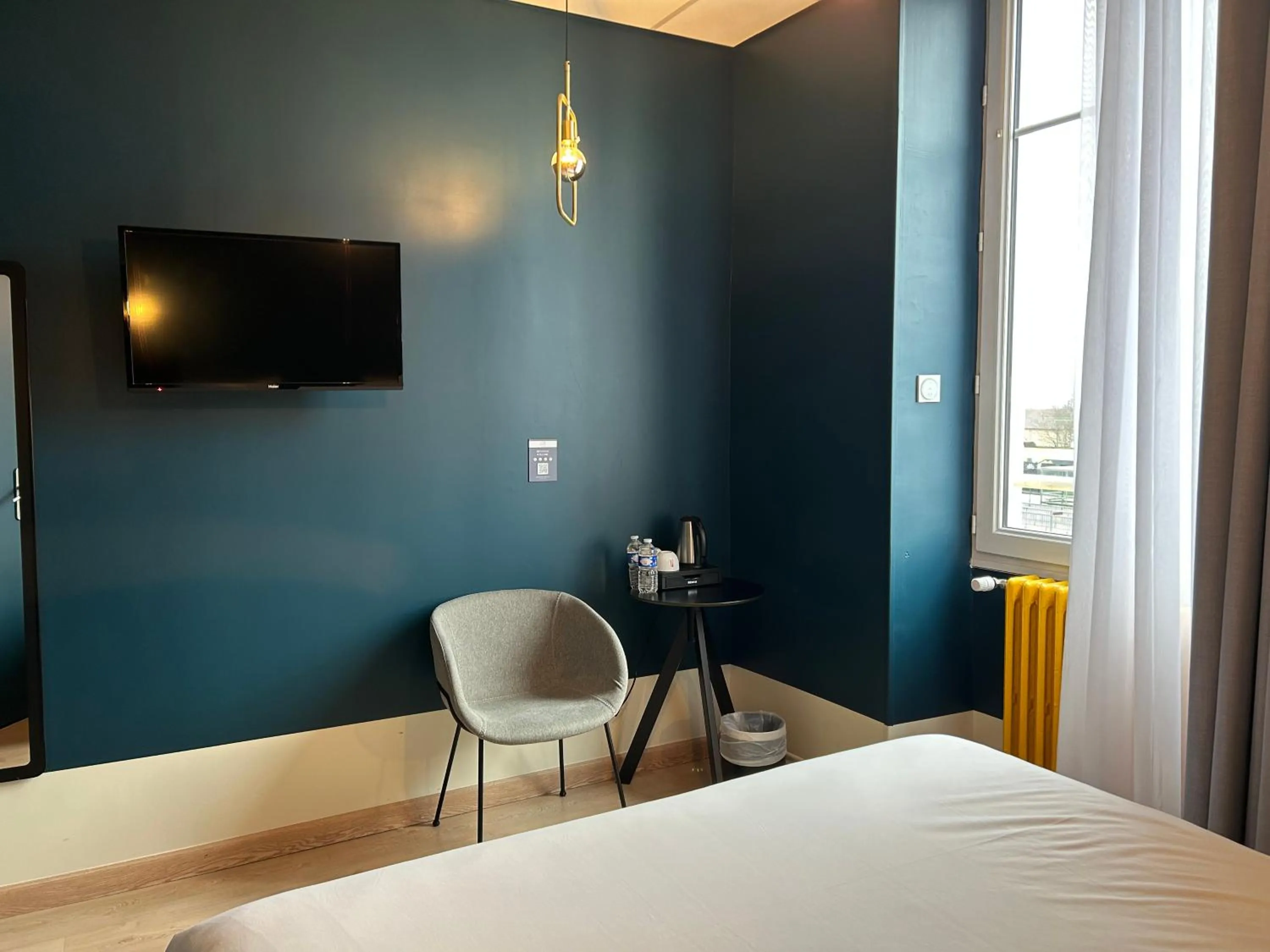 Photo of the whole room, Bed in Hôtel de France - Beaune